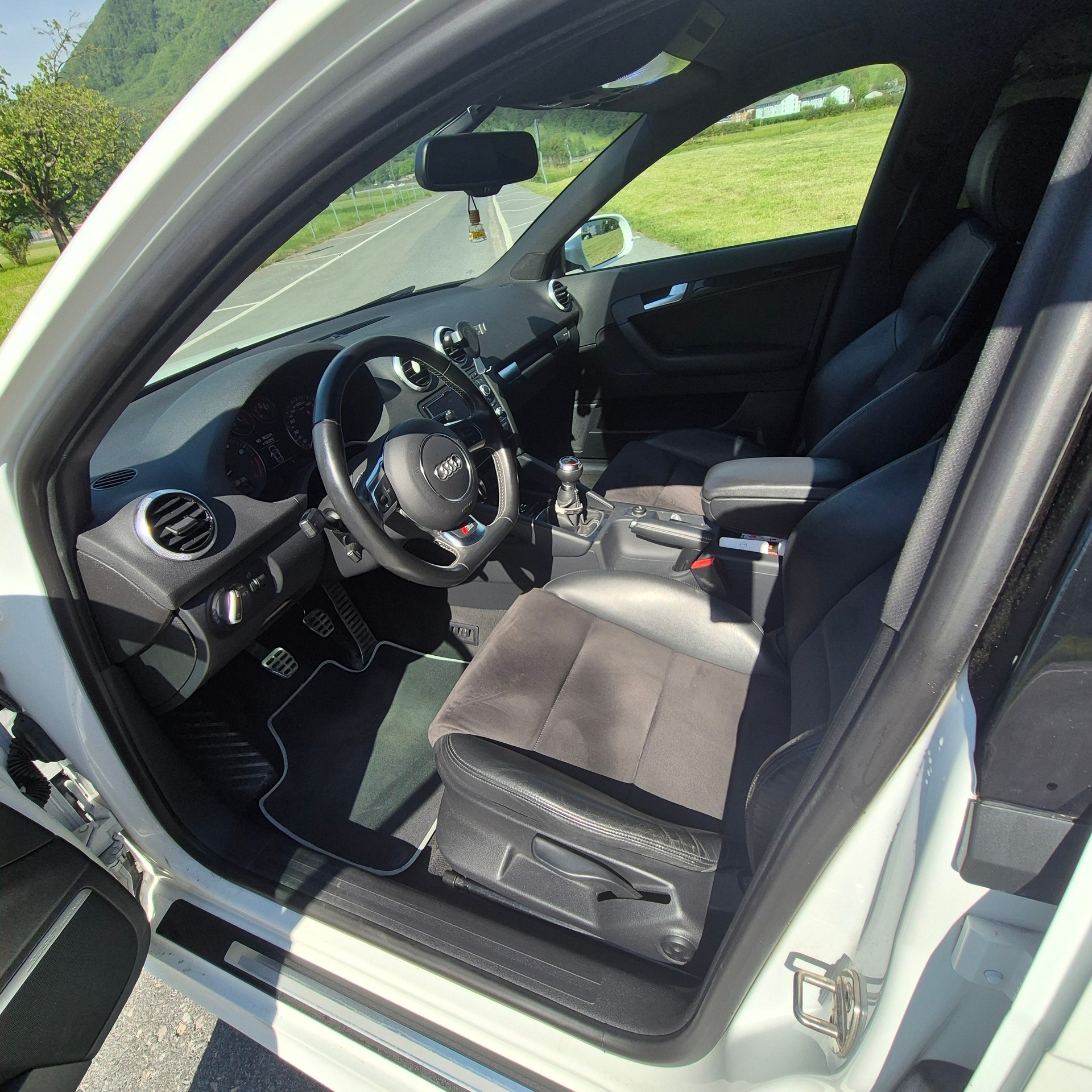 AUDI 2.0 T FSI quattro-image-5
