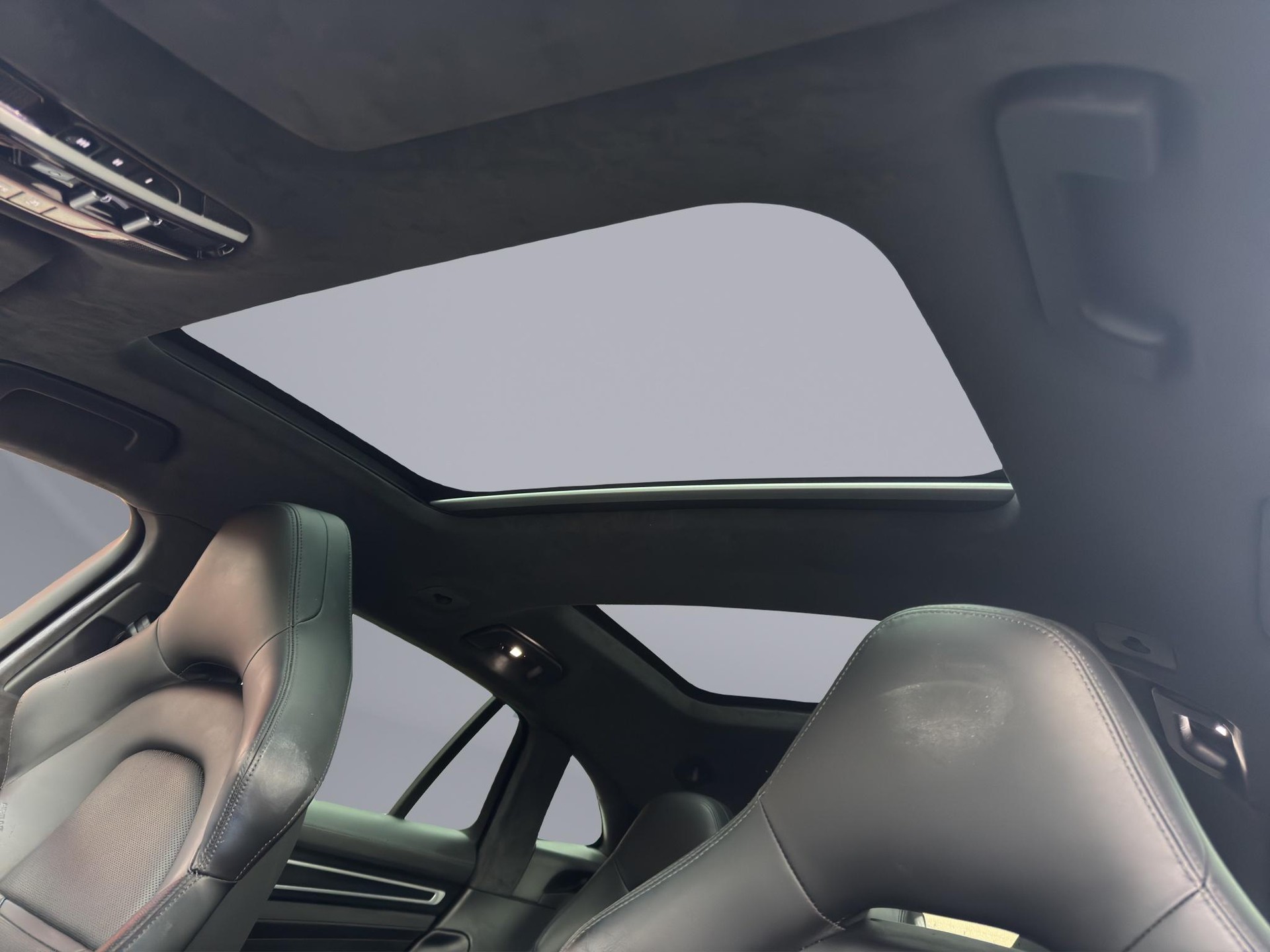 PORSCHE Panamera Sport Turismo 4.0 V8 GTS-image-17