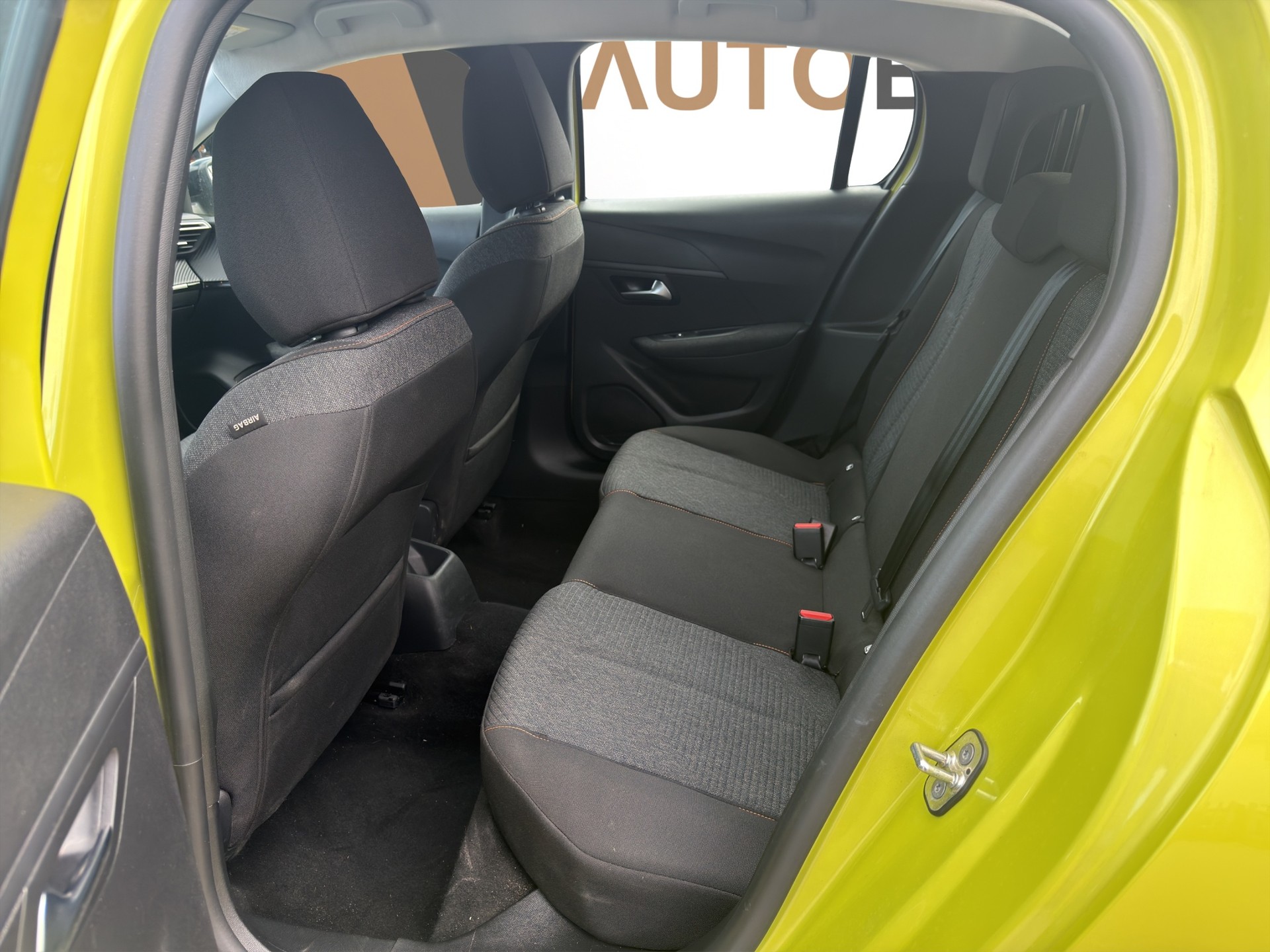PEUGEOT 208 1.2 Hybrid Style-image-16