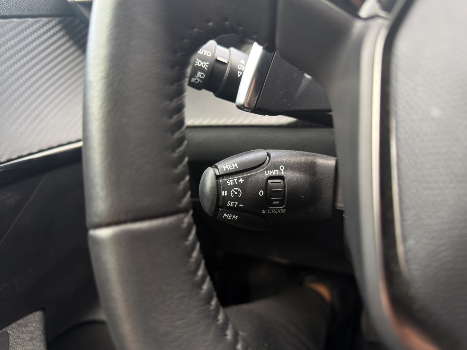 PEUGEOT 208 1.2 Hybrid Style-image-41