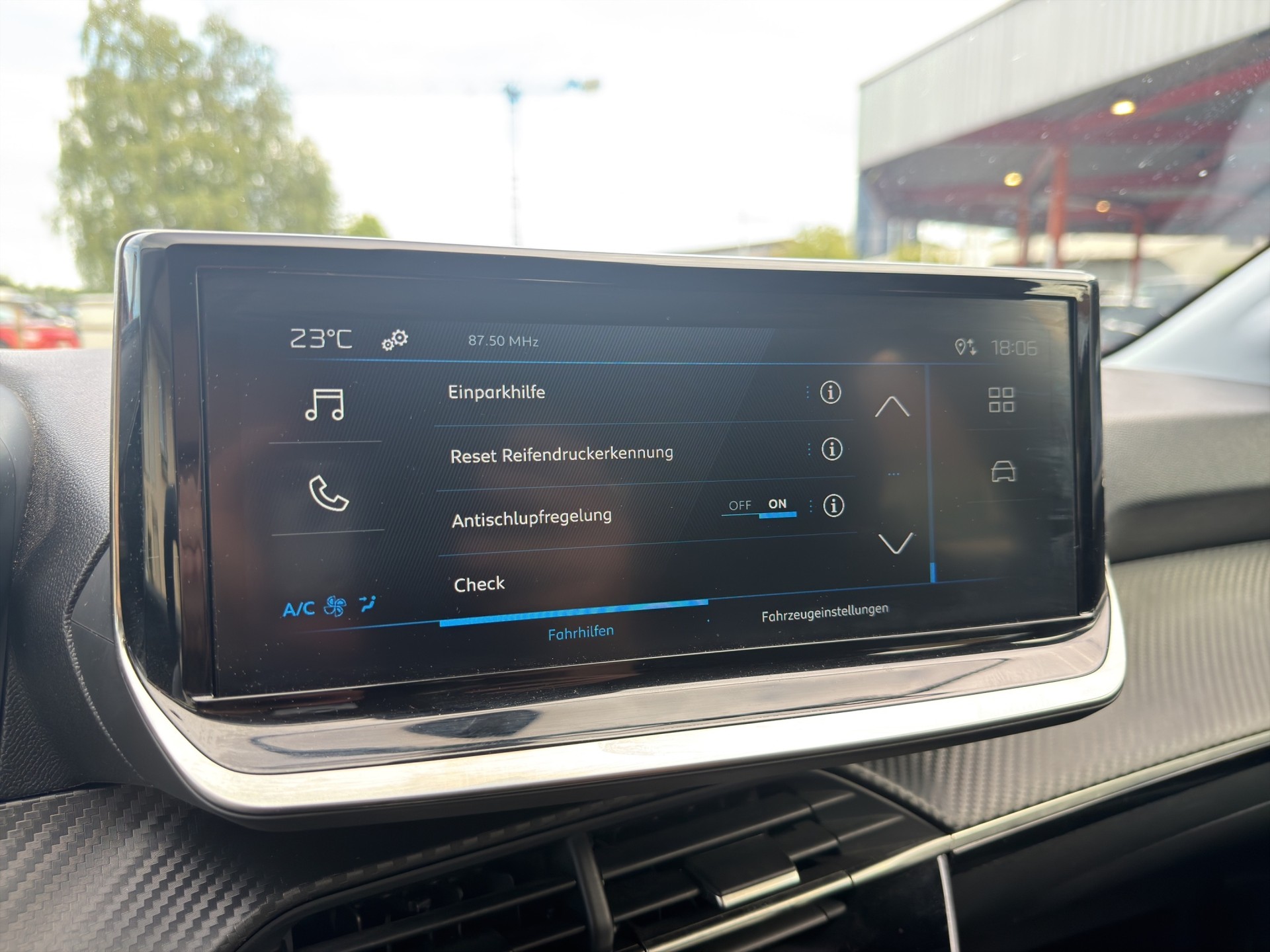 PEUGEOT 208 1.2 Hybrid Style-image-44