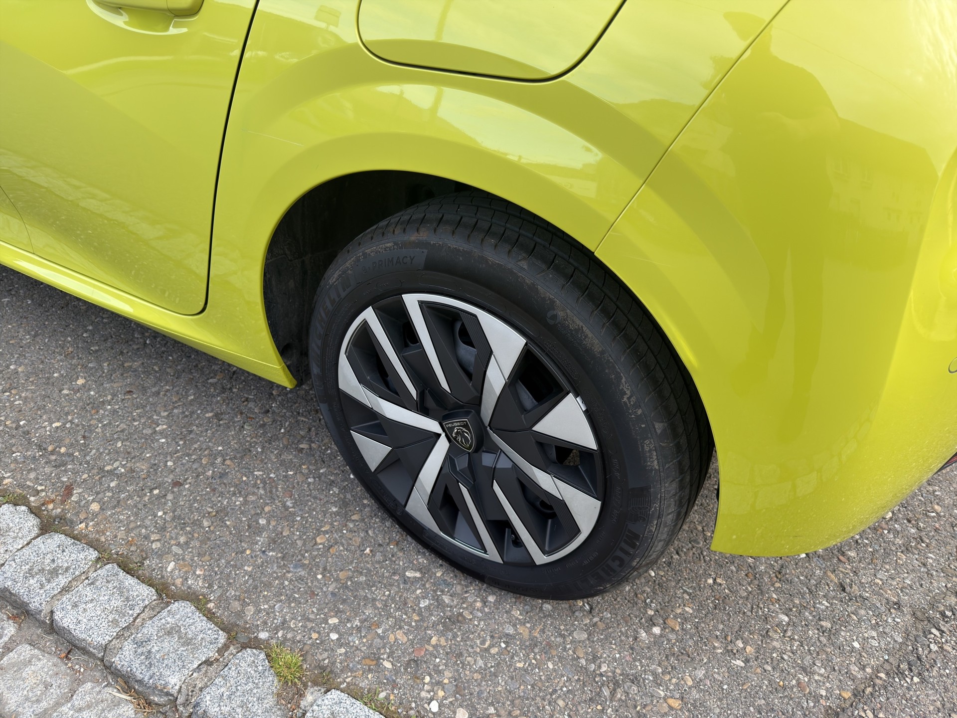PEUGEOT 208 1.2 Hybrid Style-image-28