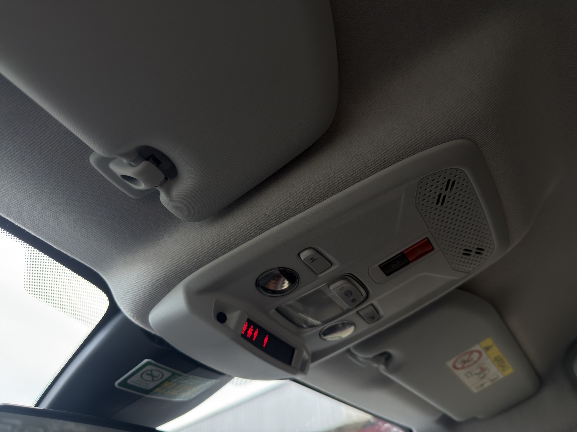 PEUGEOT 208 1.2 Hybrid Style-image-39
