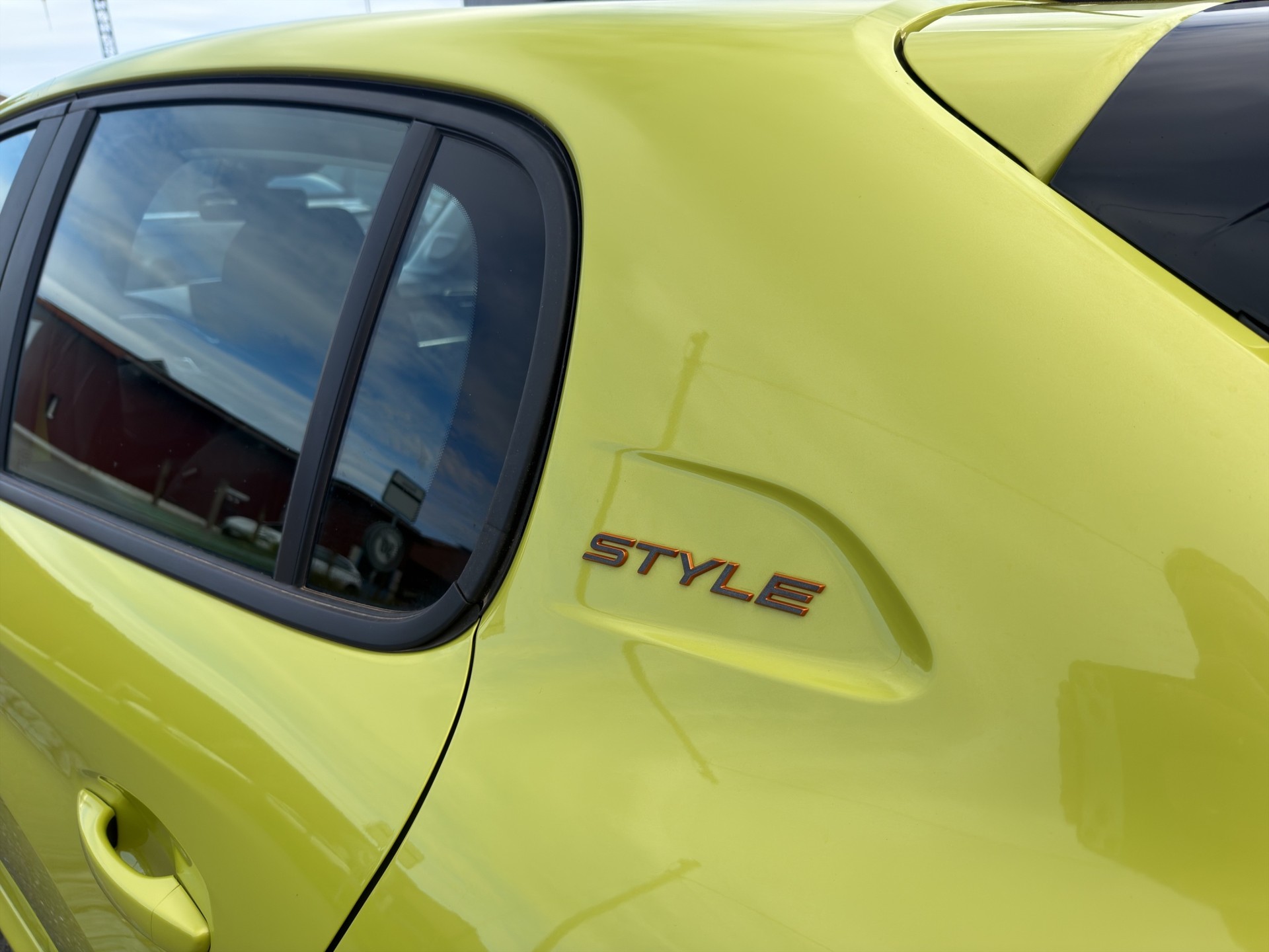 PEUGEOT 208 1.2 Hybrid Style-image-27