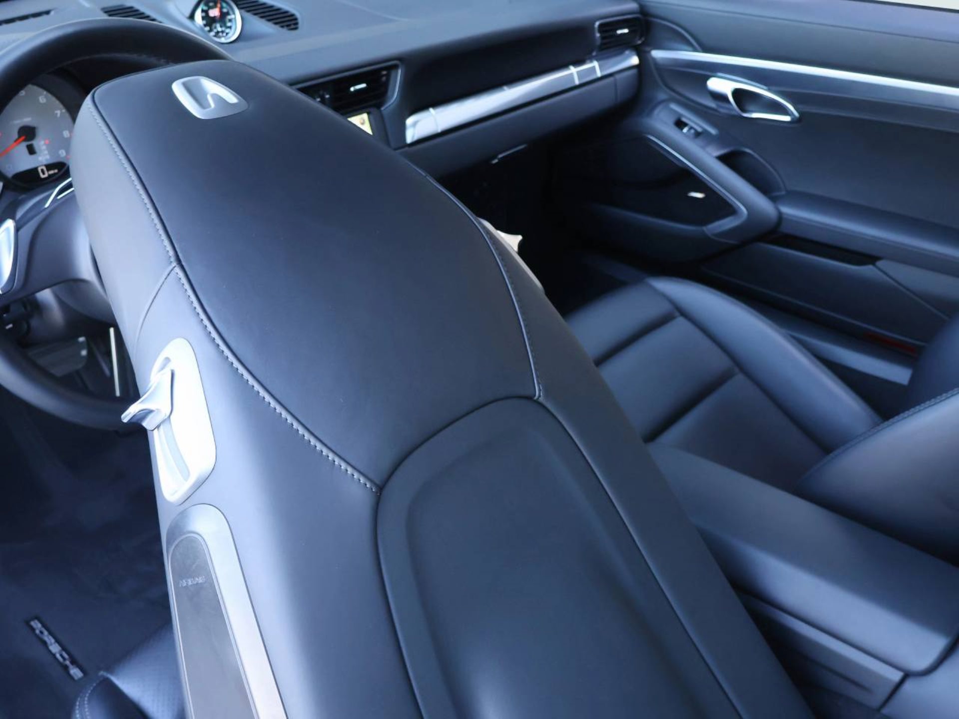 PORSCHE 911 Carrera 4S-image-12