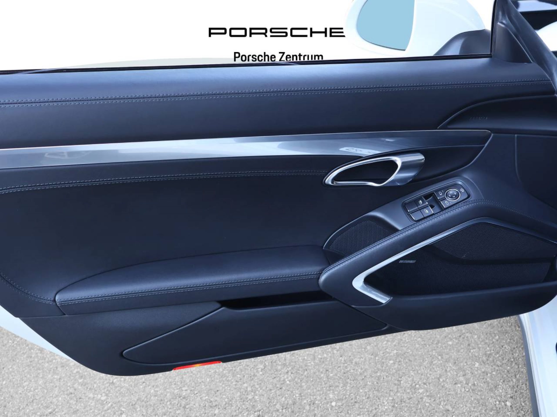 PORSCHE 911 Carrera 4S-image-24
