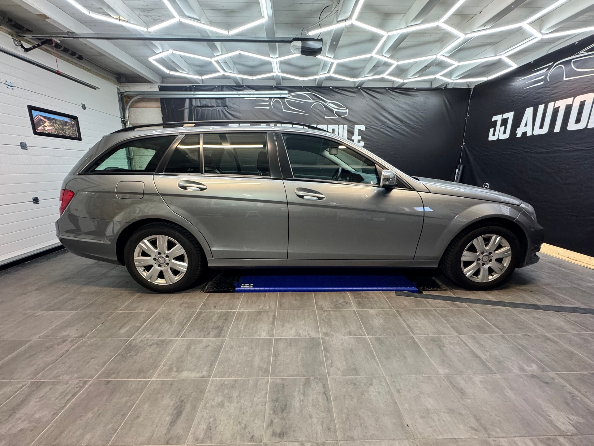 MERCEDES-BENZ C 180-image-5