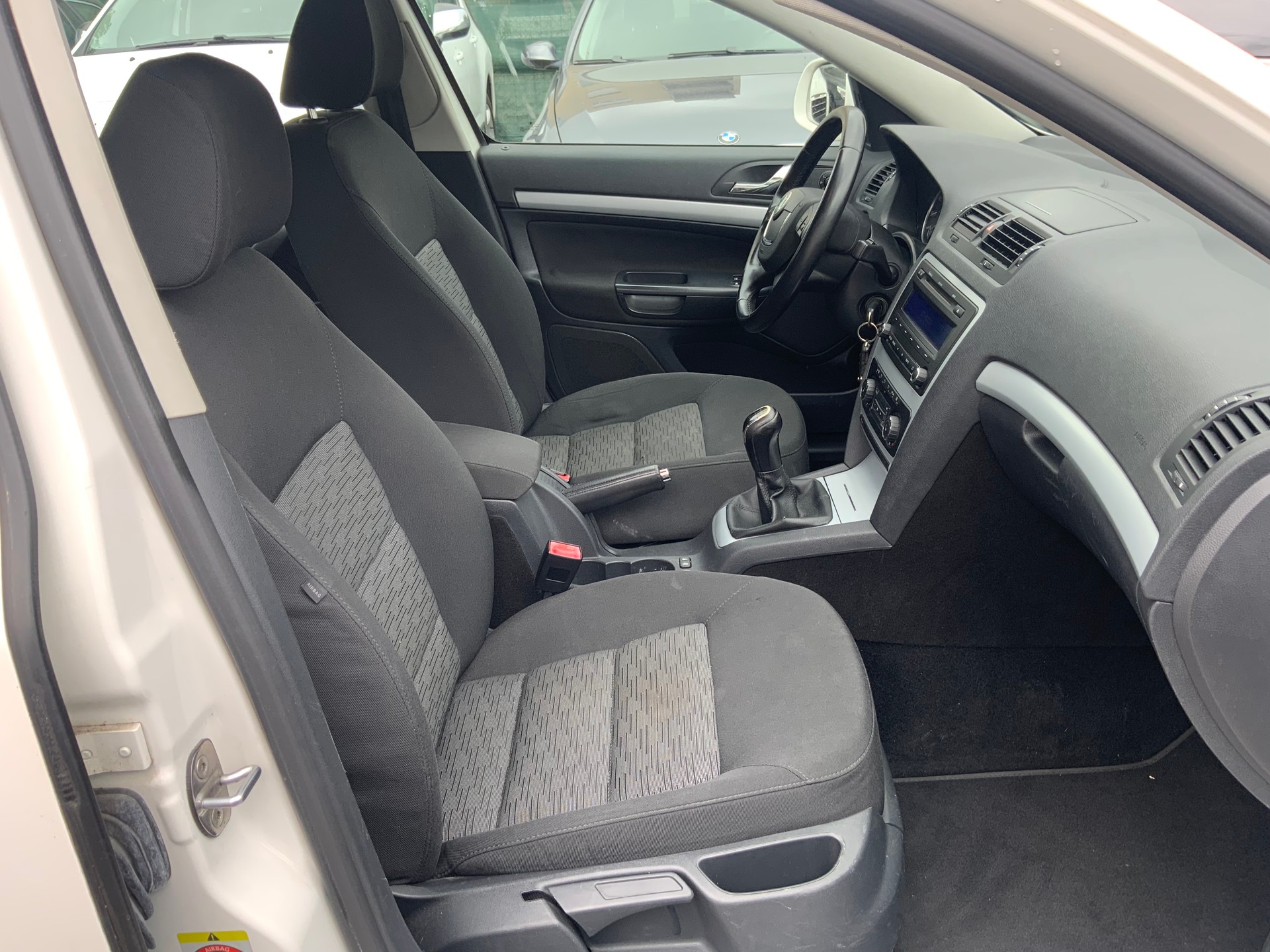 SKODA Octavia Combi 1.4 TSI Ambiente-image-11