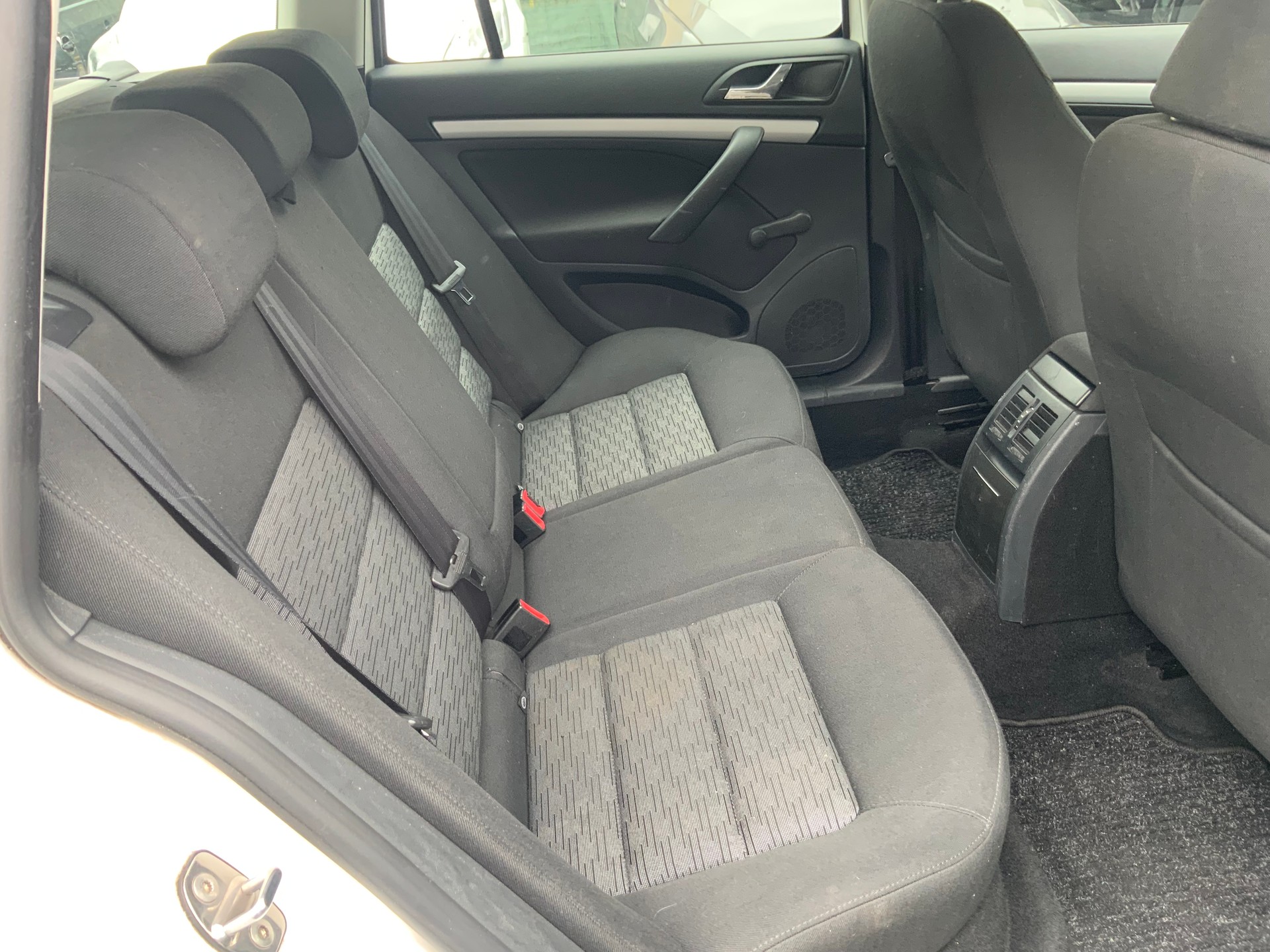 SKODA Octavia Combi 1.4 TSI Ambiente-image-13