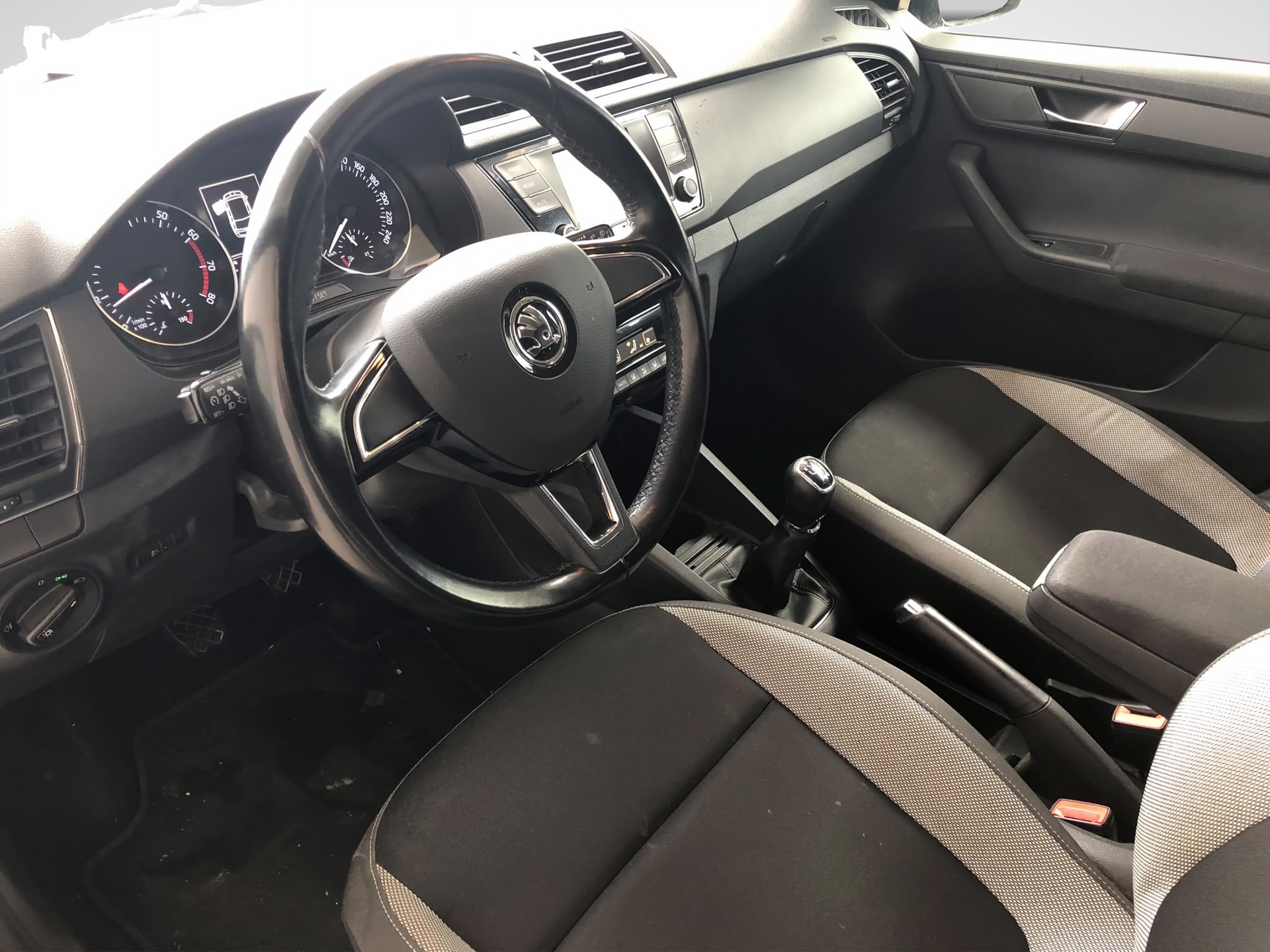 SKODA Fabia 1.2 TSI Style-image-6