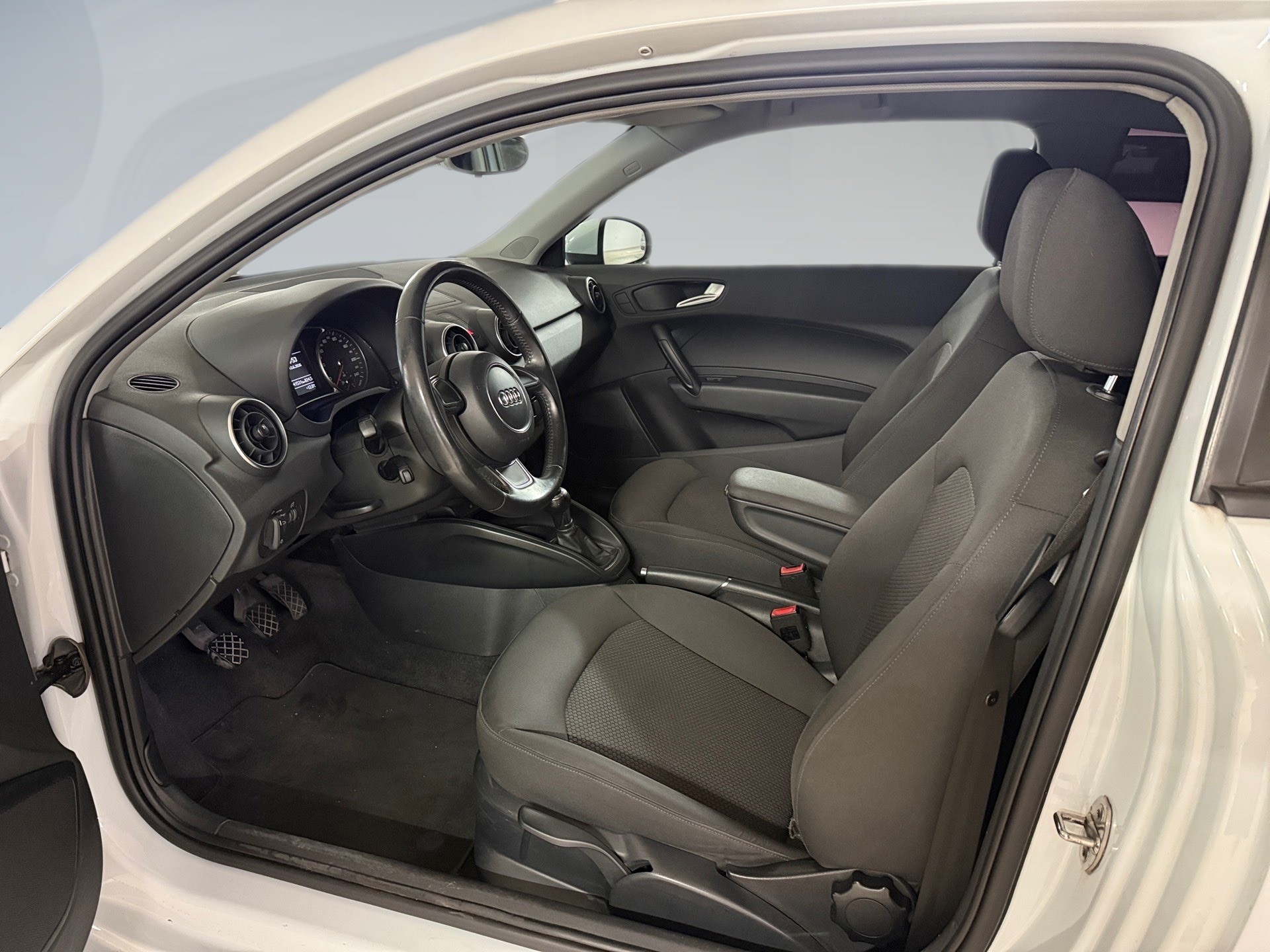 AUDI A1 1.2 TFSI Attraction-image-9