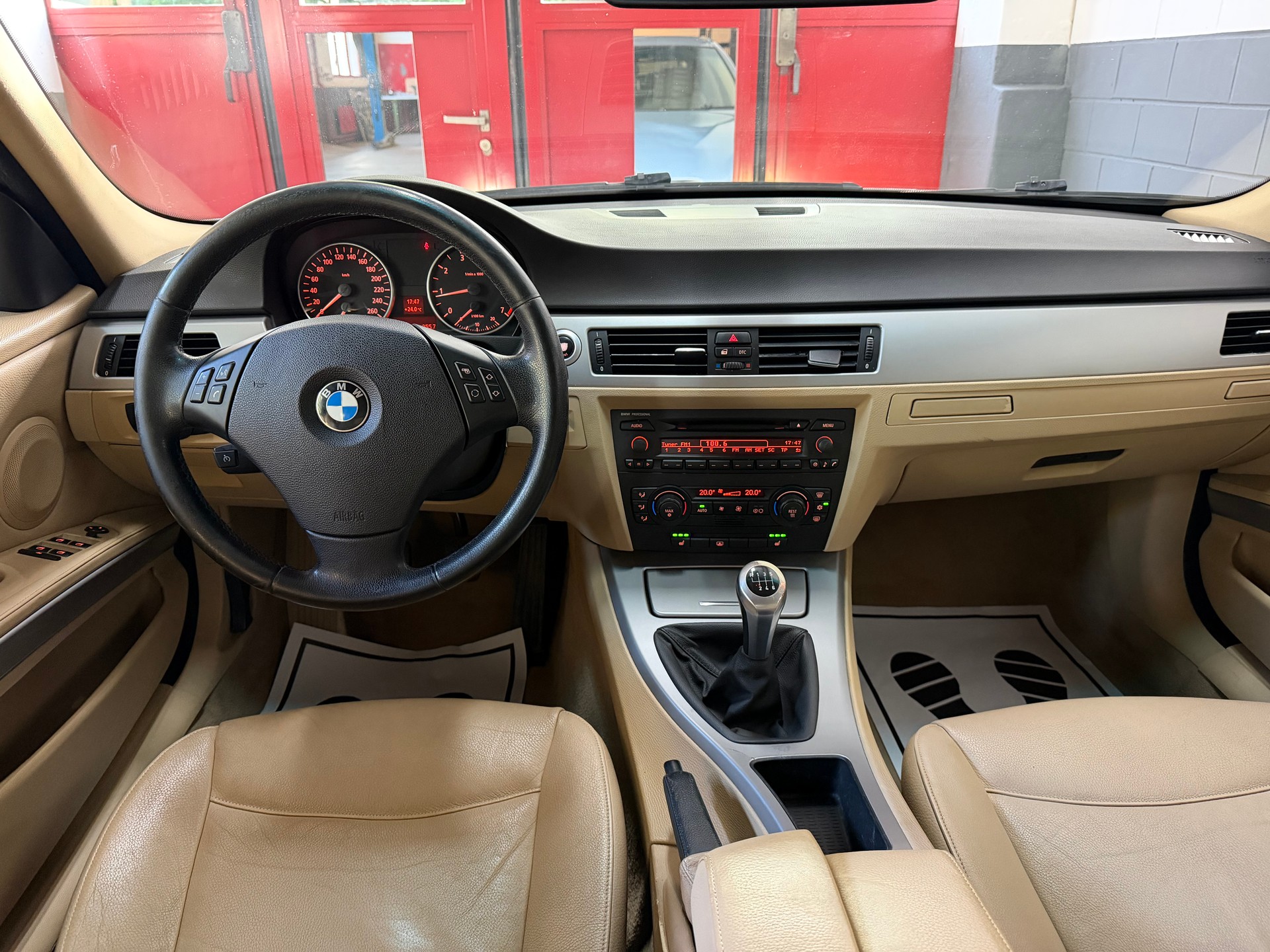 BMW 320i //NEU AB MFK-image-12