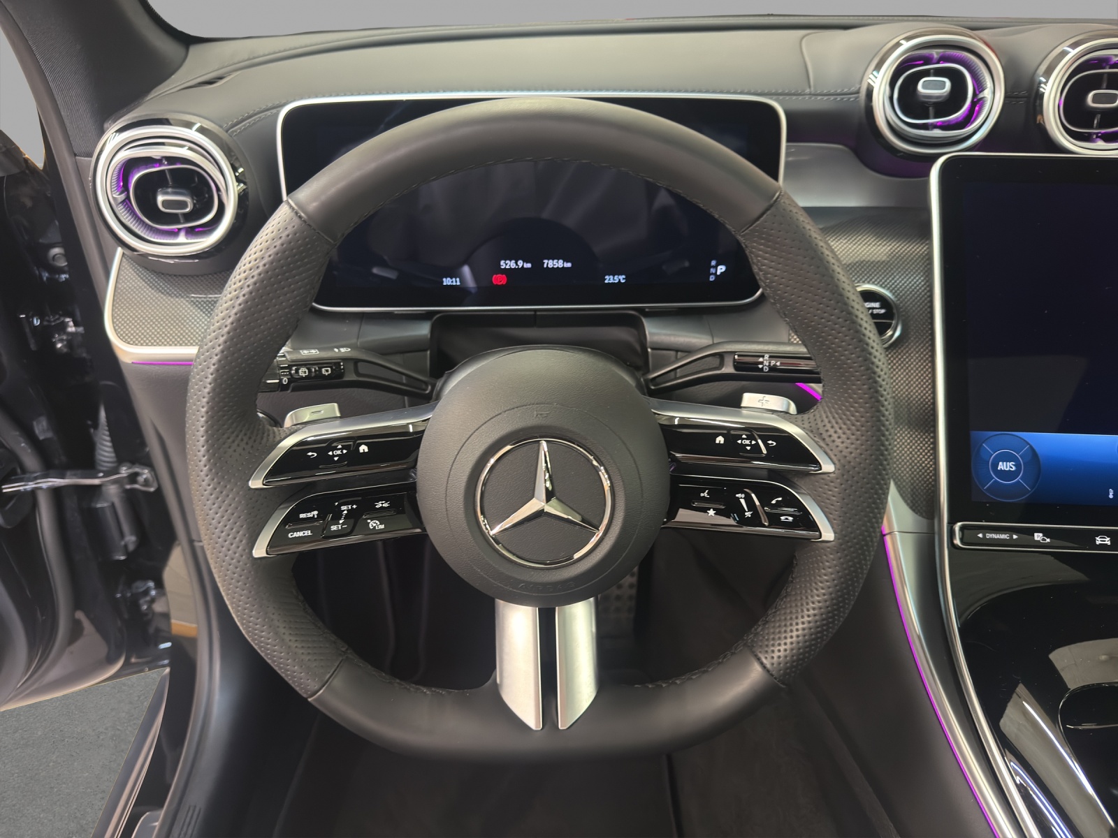 MERCEDES-BENZ GLC 300 4M - AMG / 360 Grad Kamera / Panorama-Dach / AHK-image-9