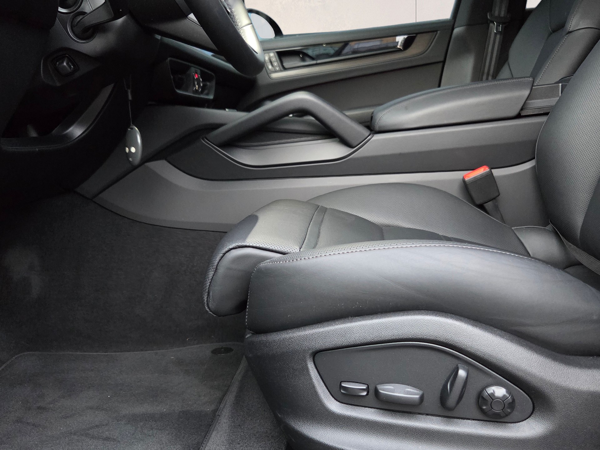 PORSCHE Cayenne Black Edition Tiptronic-image-15