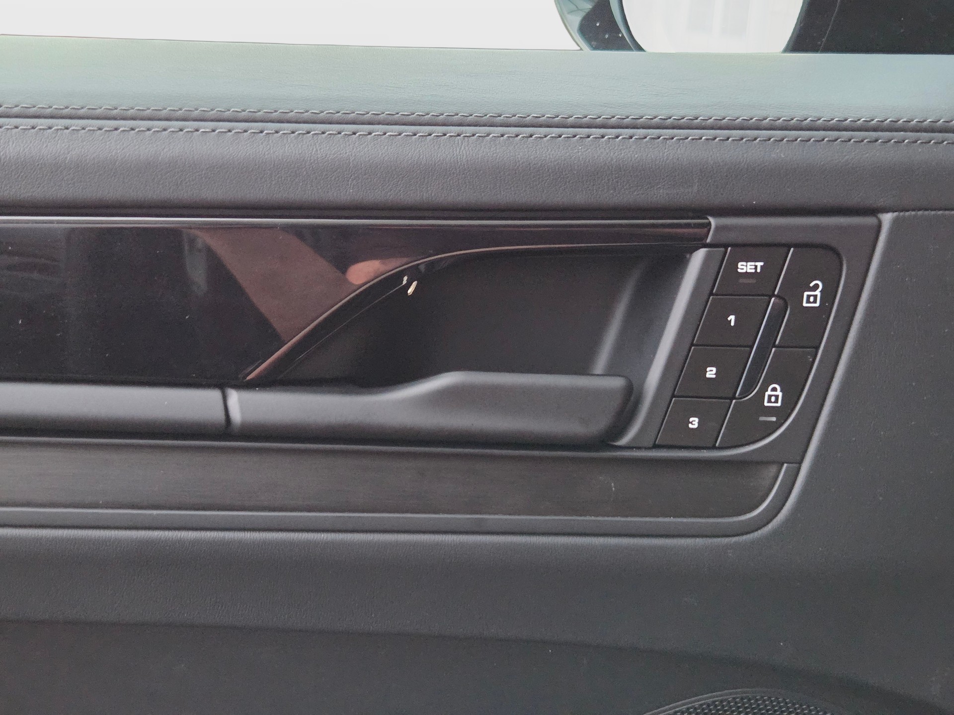 PORSCHE Cayenne Black Edition Tiptronic-image-16
