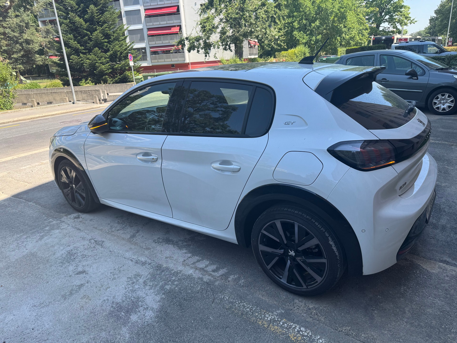 PEUGEOT 1.2 PureTech 130 GT-image-0