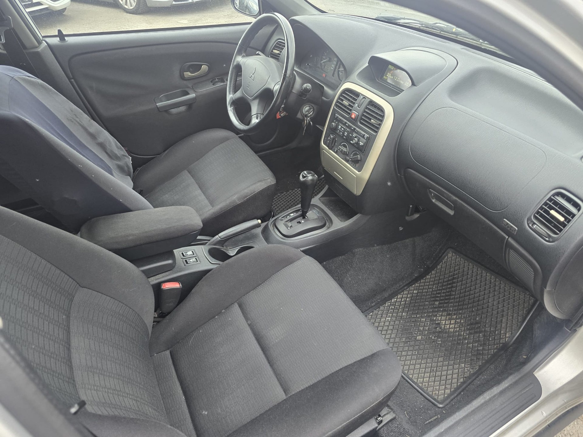 MITSUBISHI CARISMA-image-9