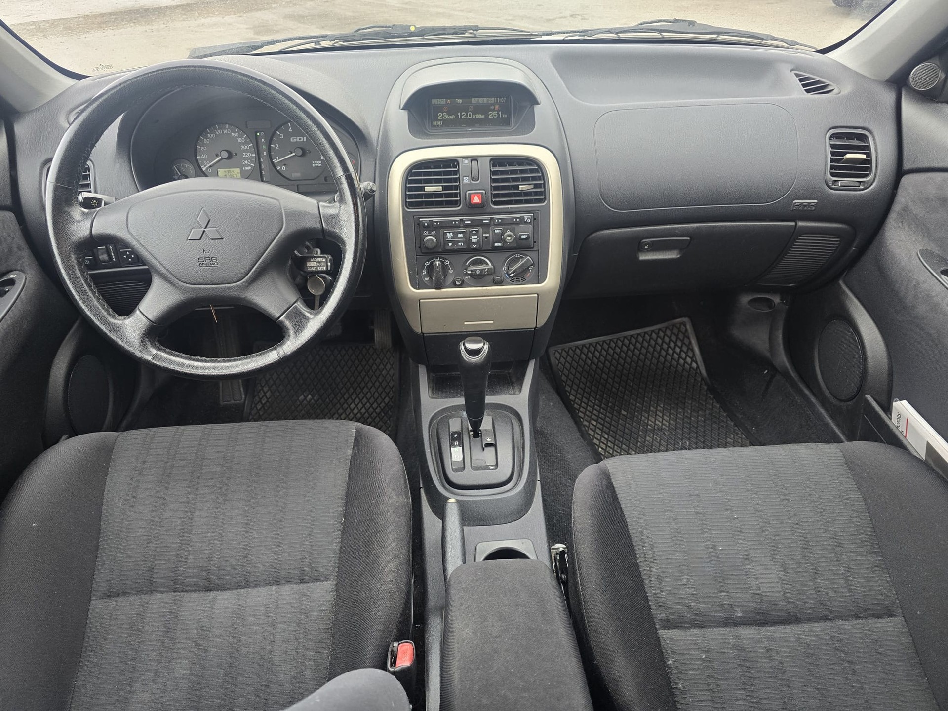 MITSUBISHI CARISMA-image-13