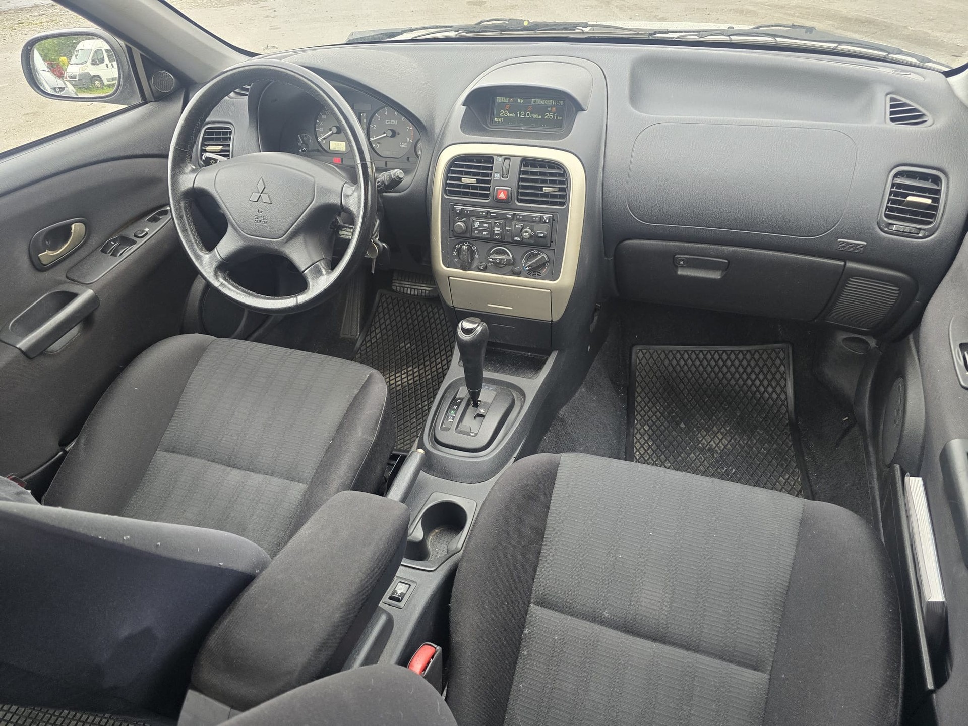 MITSUBISHI CARISMA-image-14