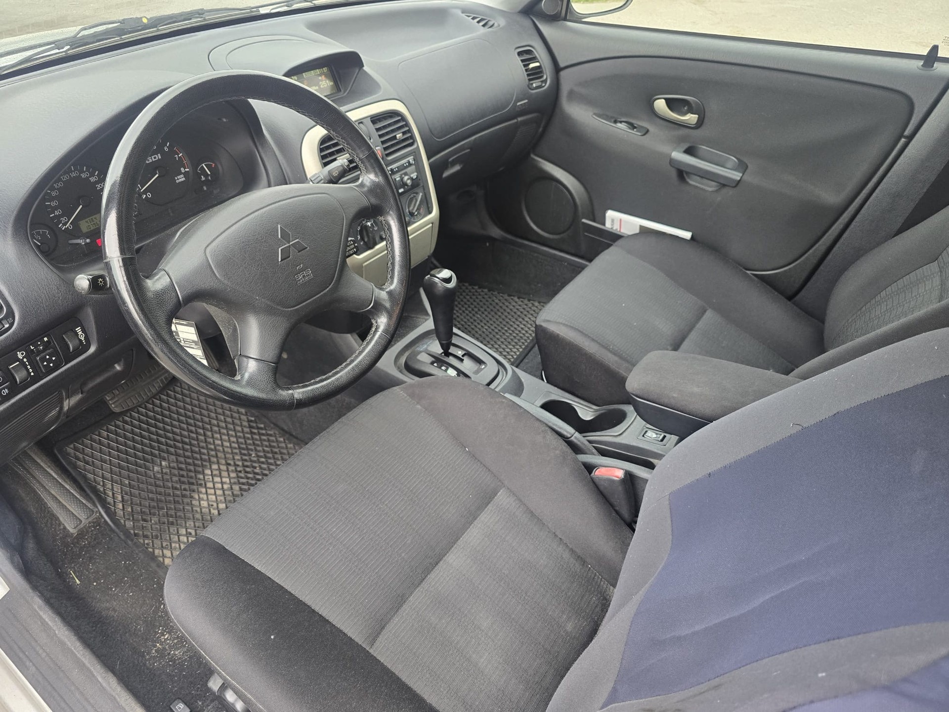 MITSUBISHI CARISMA-image-11