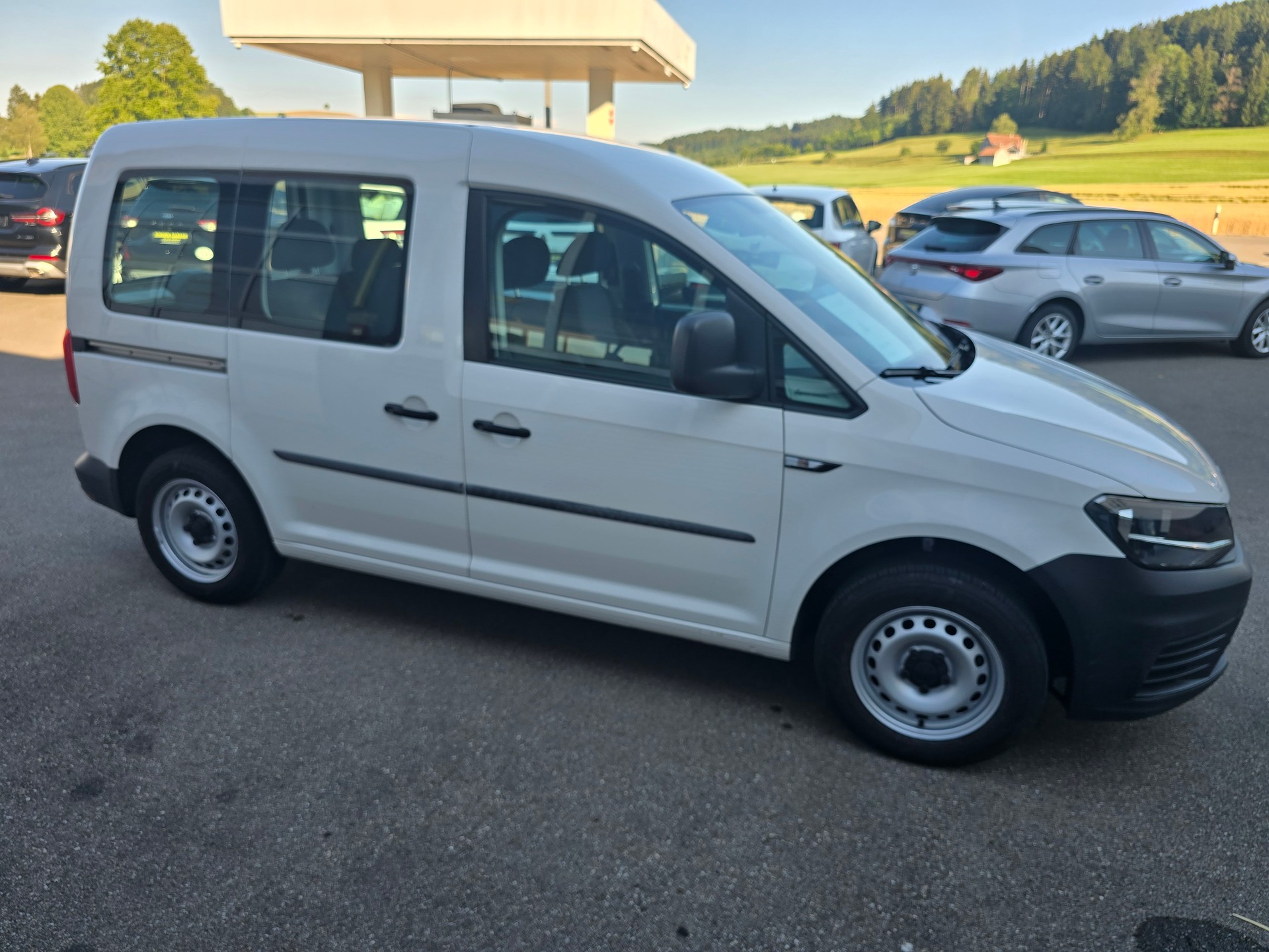 VW Caddy 2.0TDI BlueMotion Technology-image-2