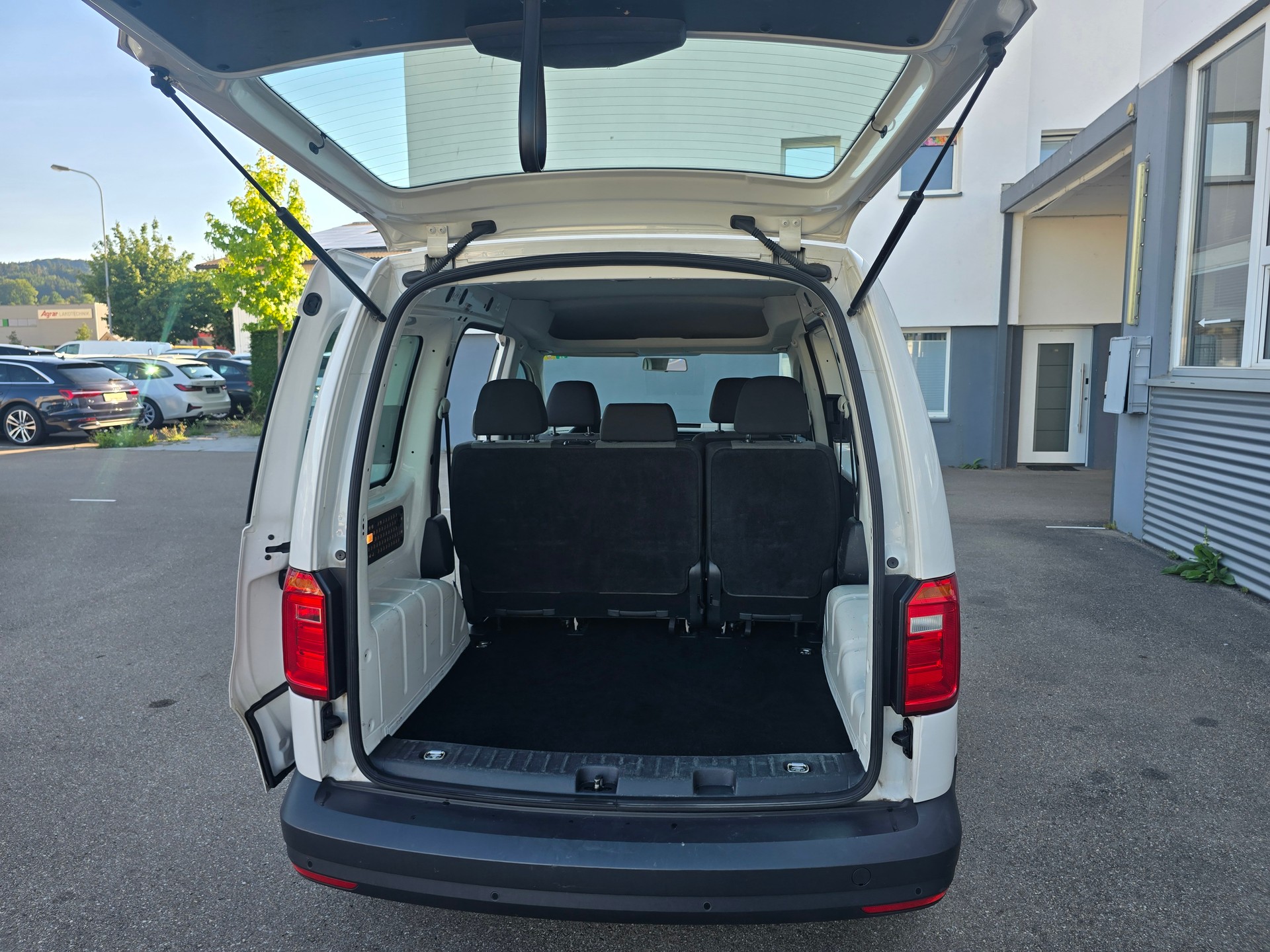 VW Caddy 2.0TDI BlueMotion Technology-image-7