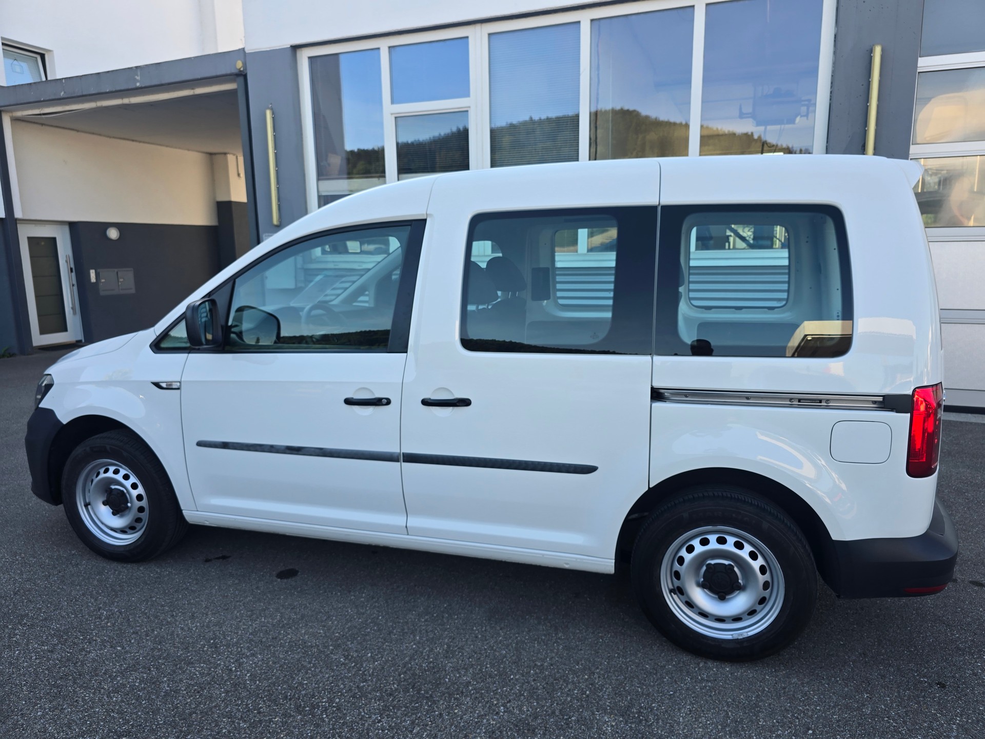 VW Caddy 2.0TDI BlueMotion Technology-image-5