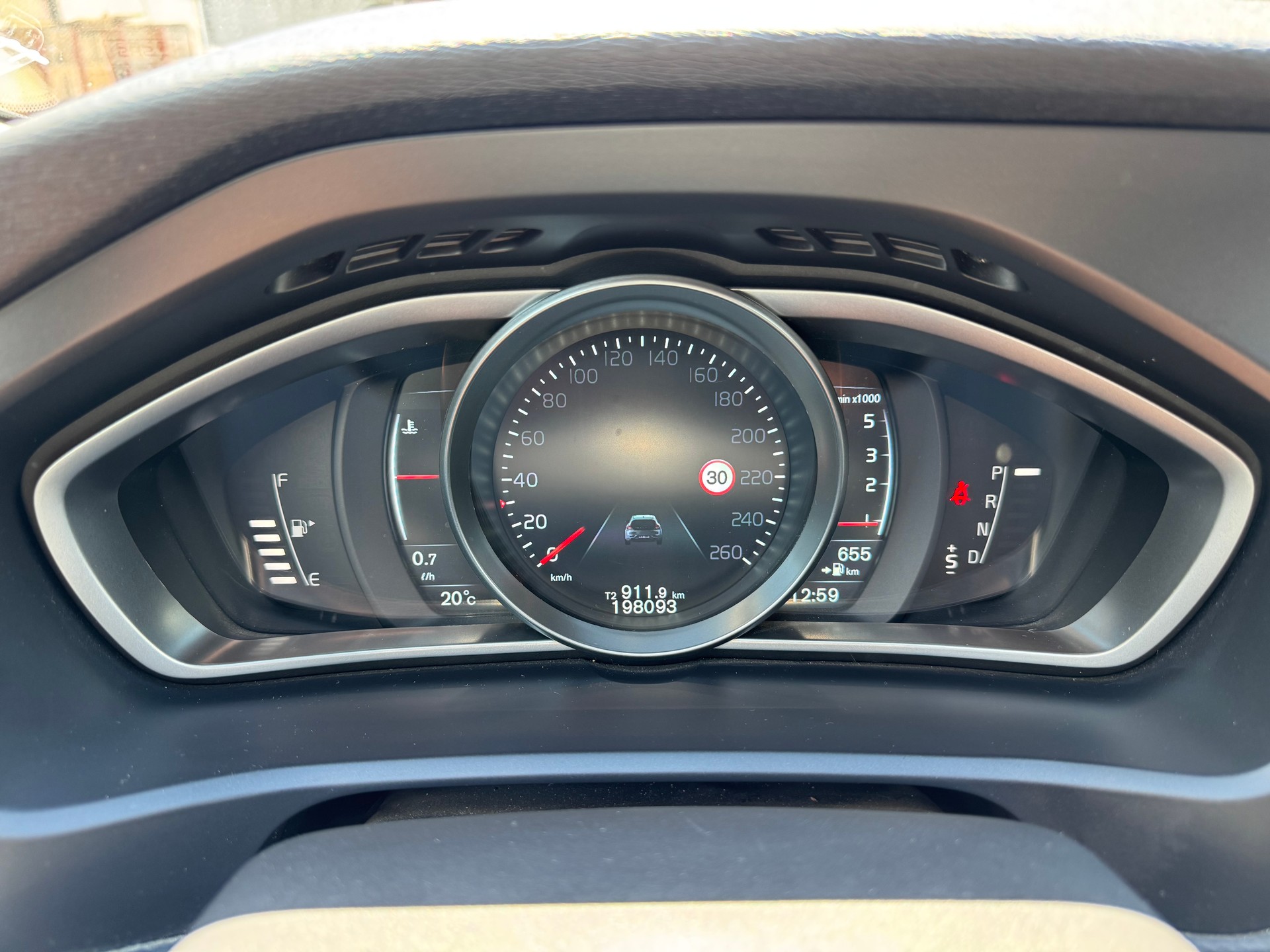 VOLVO V40 D3 Summum Geartronic-image-11