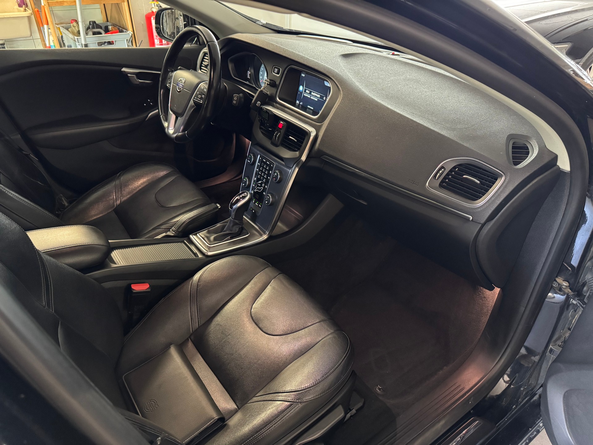 VOLVO V40 D3 Summum Geartronic-image-8