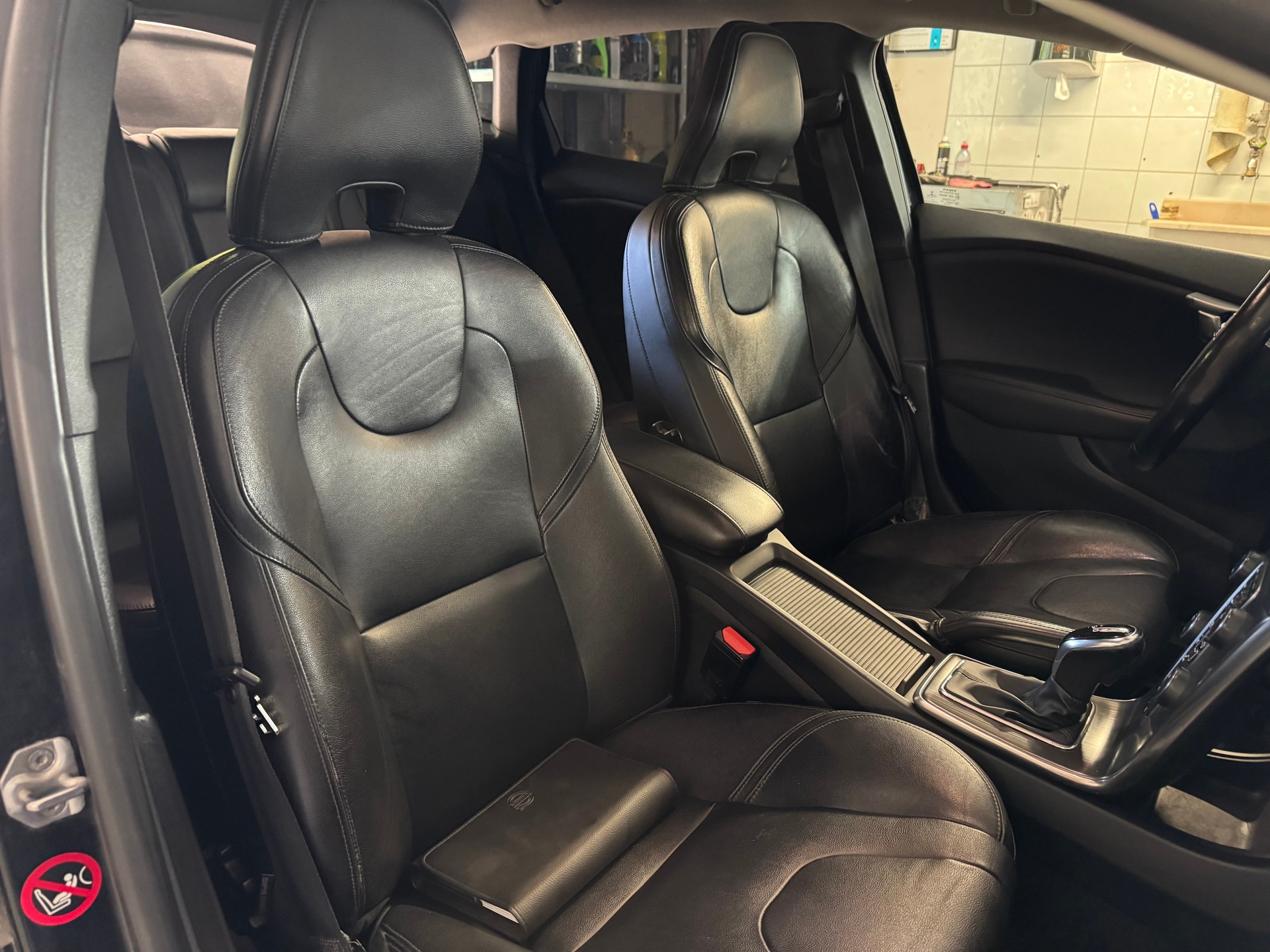 VOLVO V40 D3 Summum Geartronic-image-9