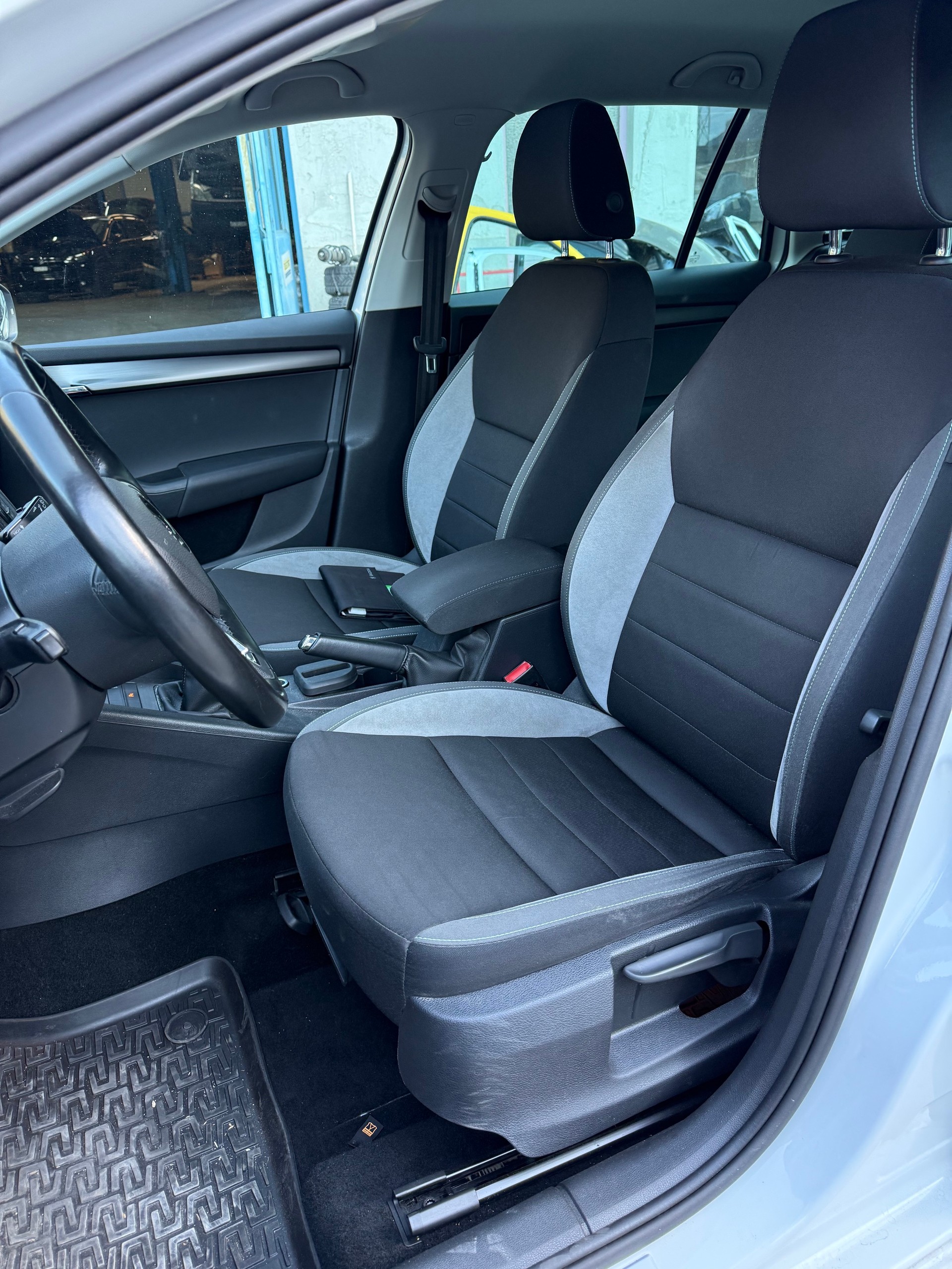 SKODA Octavia Combi 2.0 TDI Ambition 4x4-image-11