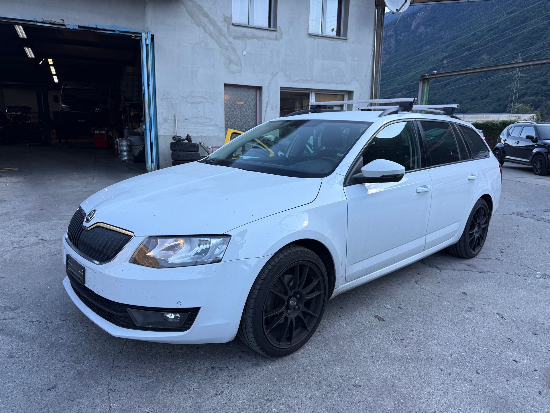SKODA Octavia Combi 2.0 TDI Ambition 4x4-image-1