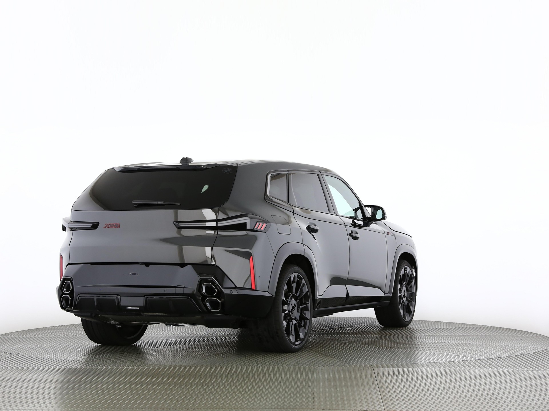 BMW XM Label Plug-in Hybrid-showroom-element-1