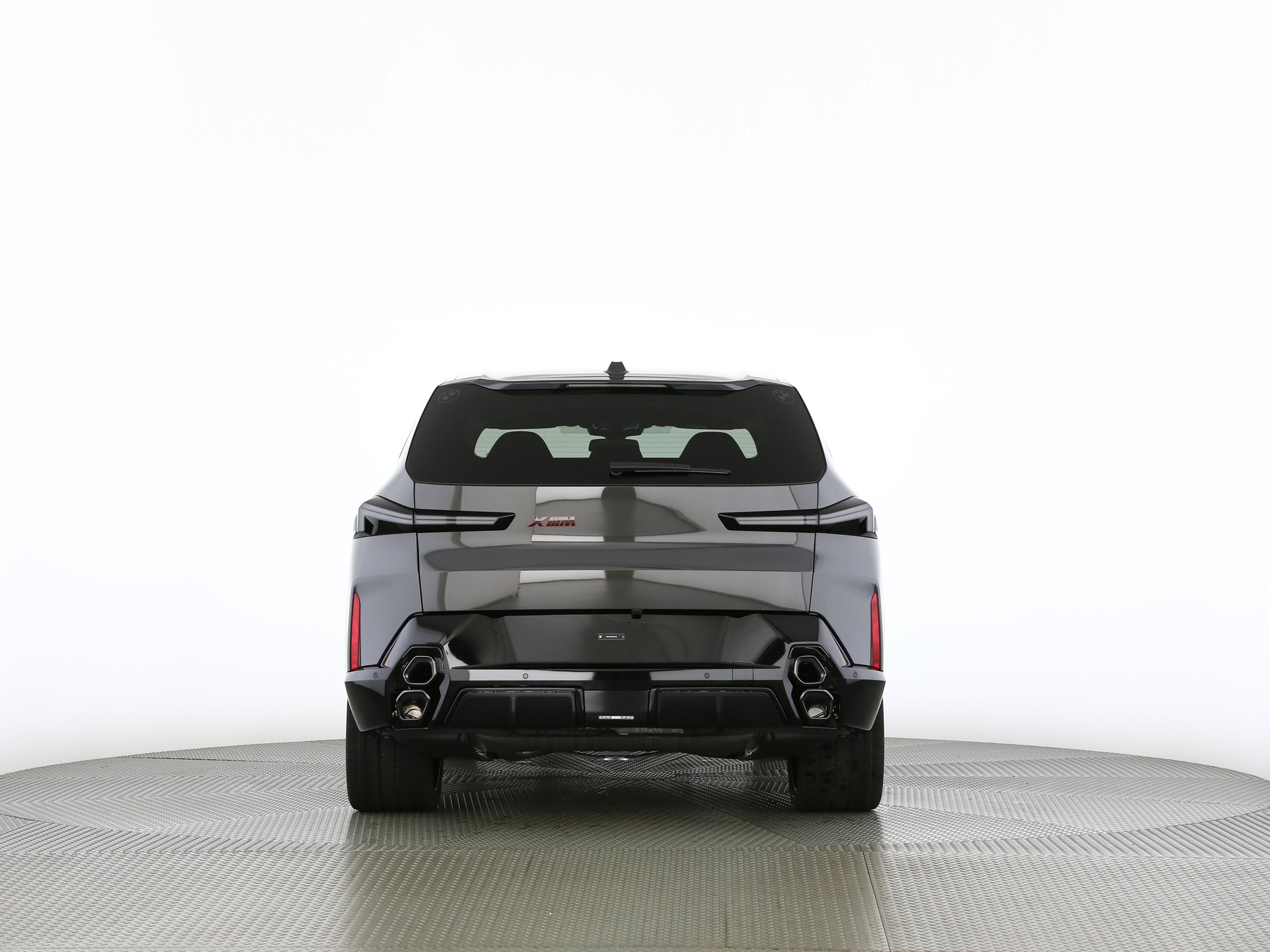 BMW XM Label Plug-in Hybrid-showroom-element-3