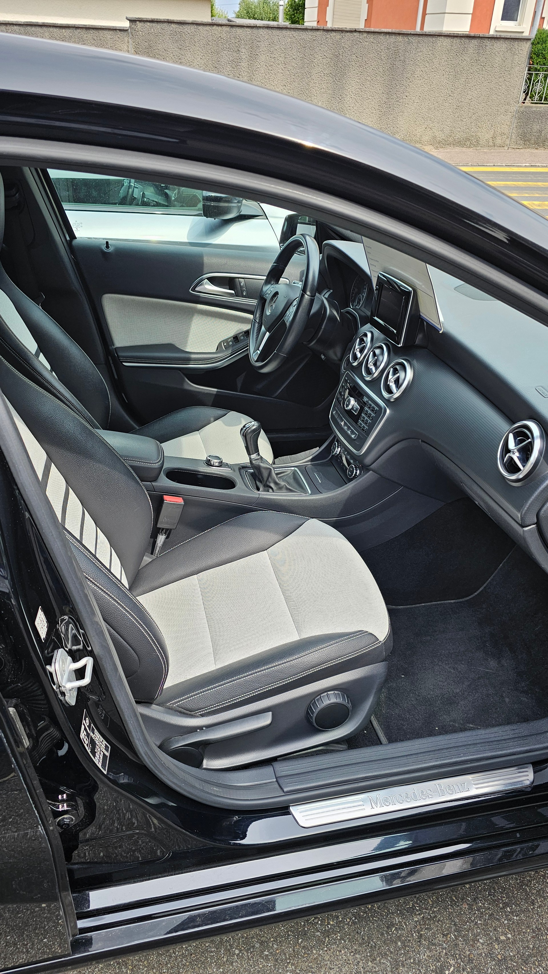 MERCEDES-BENZ A 180 BlueEfficiency Edition-image-3