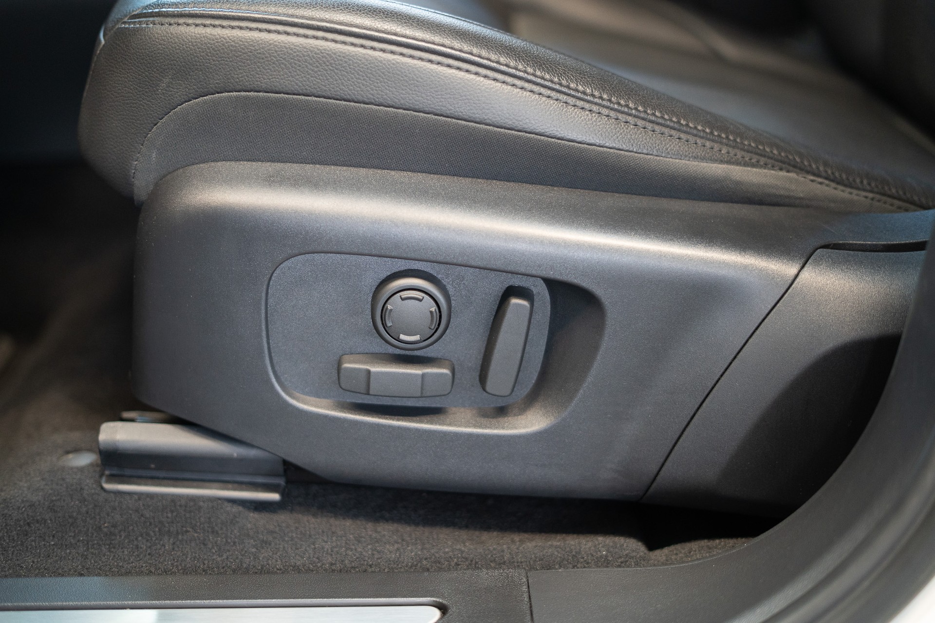 LAND ROVER Range Rover Evoque 2.0 D 165 R-Dynamic SE / Meridian Sound / Rückfahrkamera-image-16