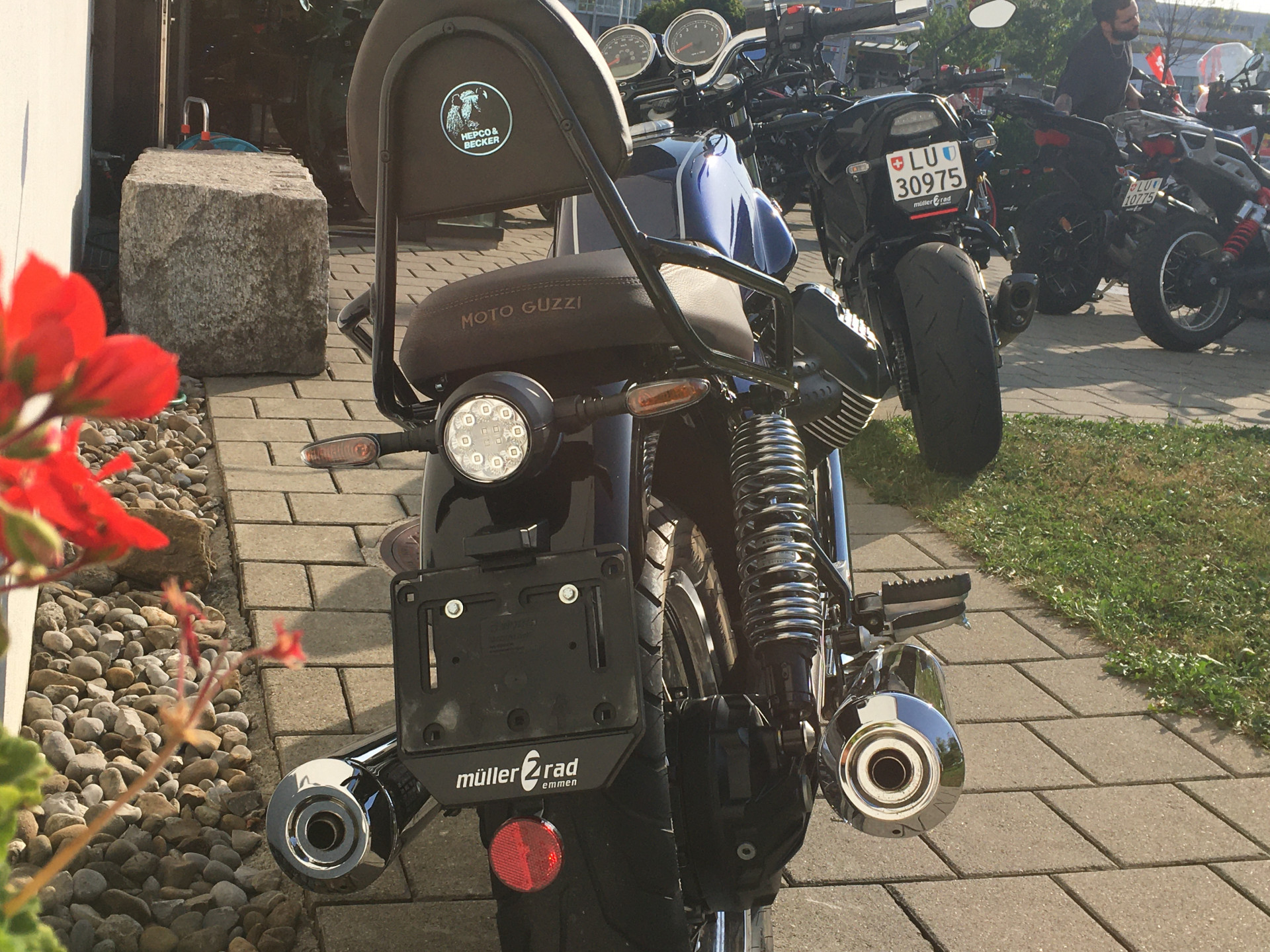 MOTO GUZZI V7 850 Special-showroom-element-2