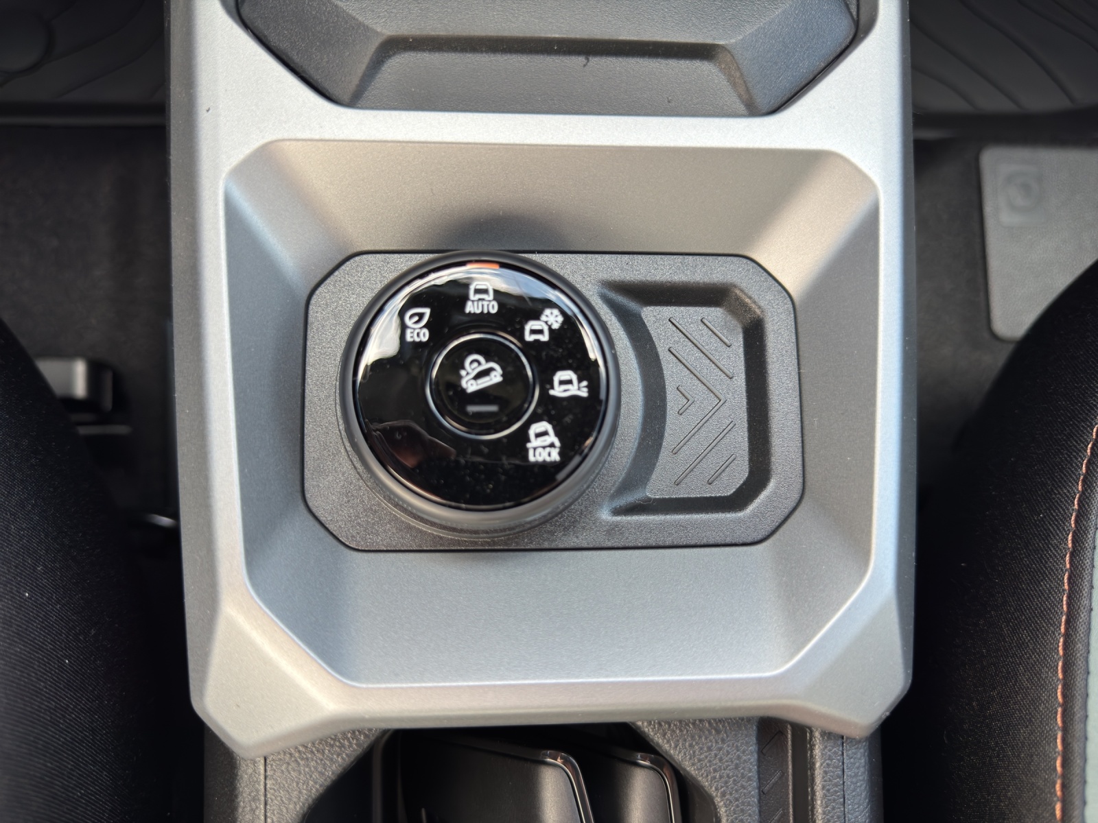DACIA Duster 1.2 Hybrid Extreme 4WD Demo TGZL-image-10