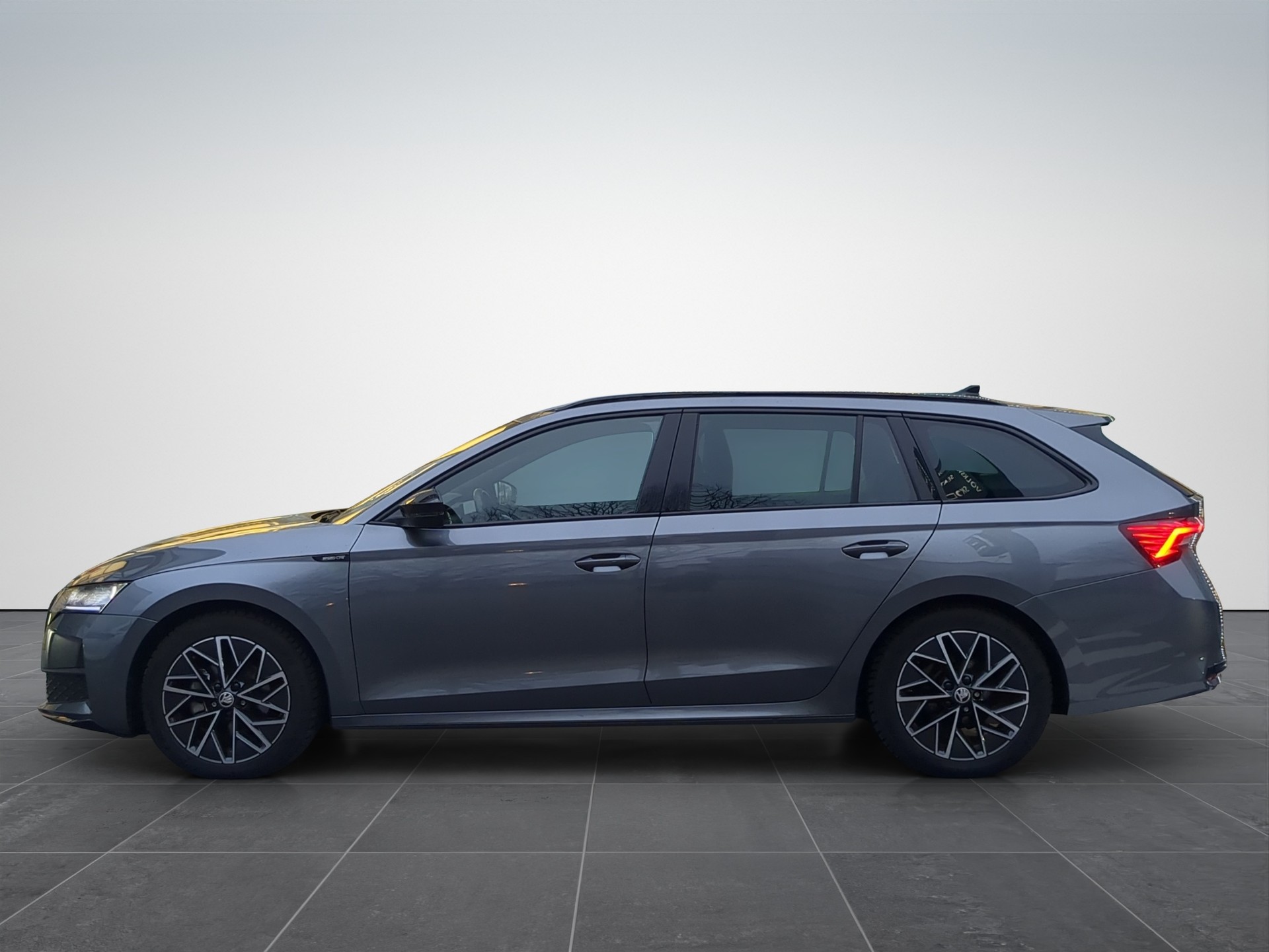 SKODA Octavia Combi 1.5 TSI mHEV DSG Sport Line-image-1