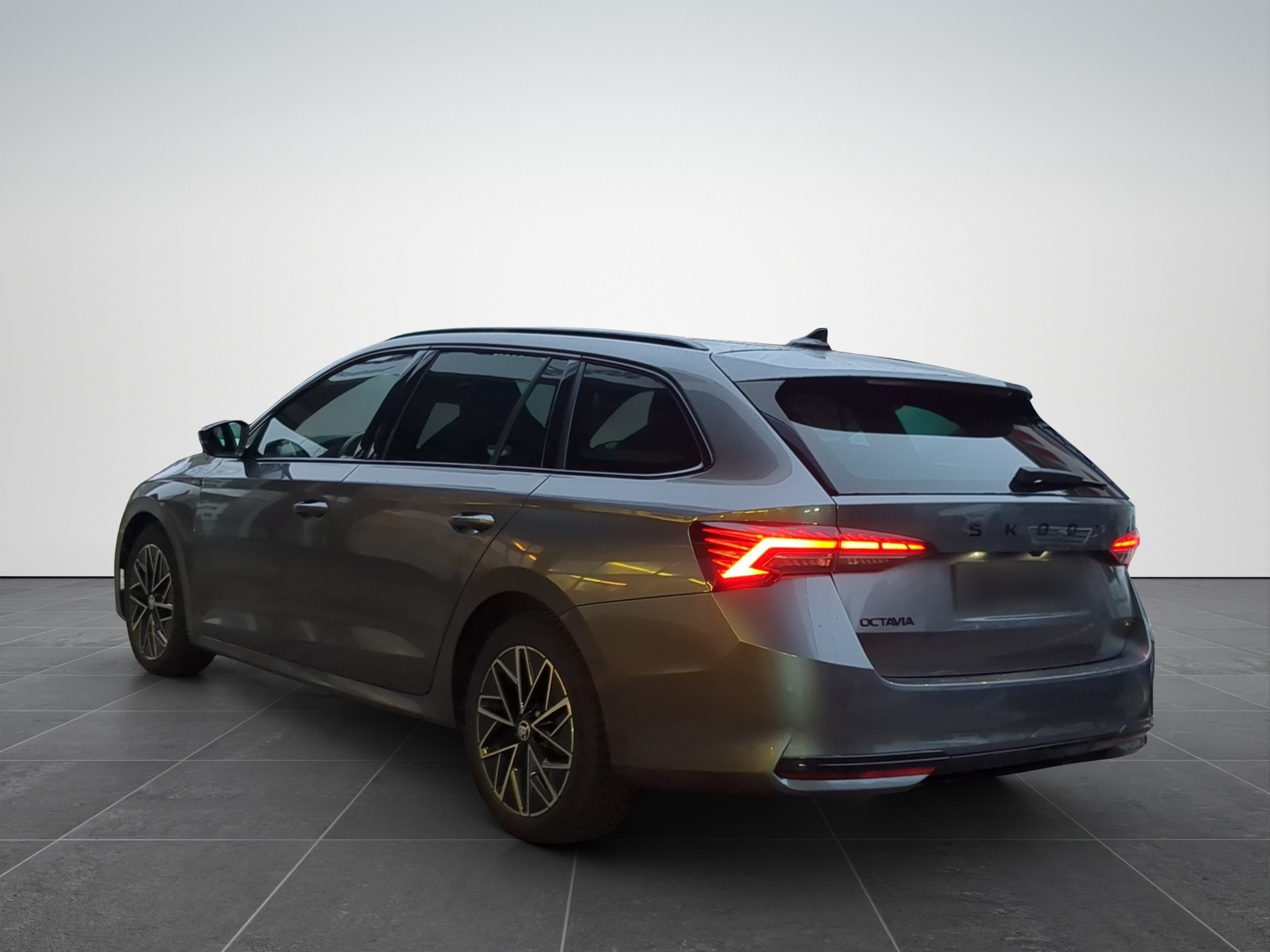 SKODA Octavia Combi 1.5 TSI mHEV DSG Sport Line-image-2