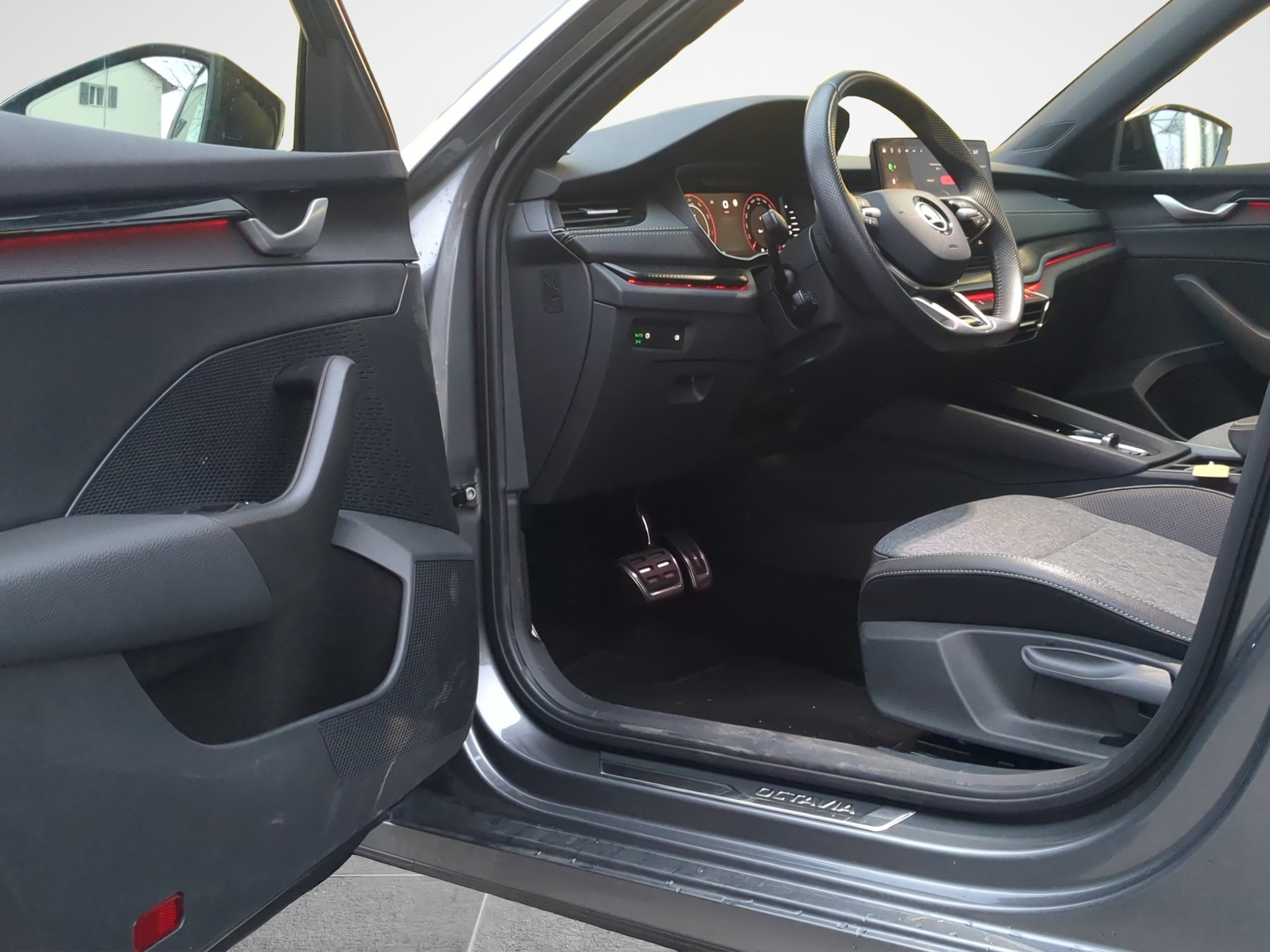 SKODA Octavia Combi 1.5 TSI mHEV DSG Sport Line-image-4