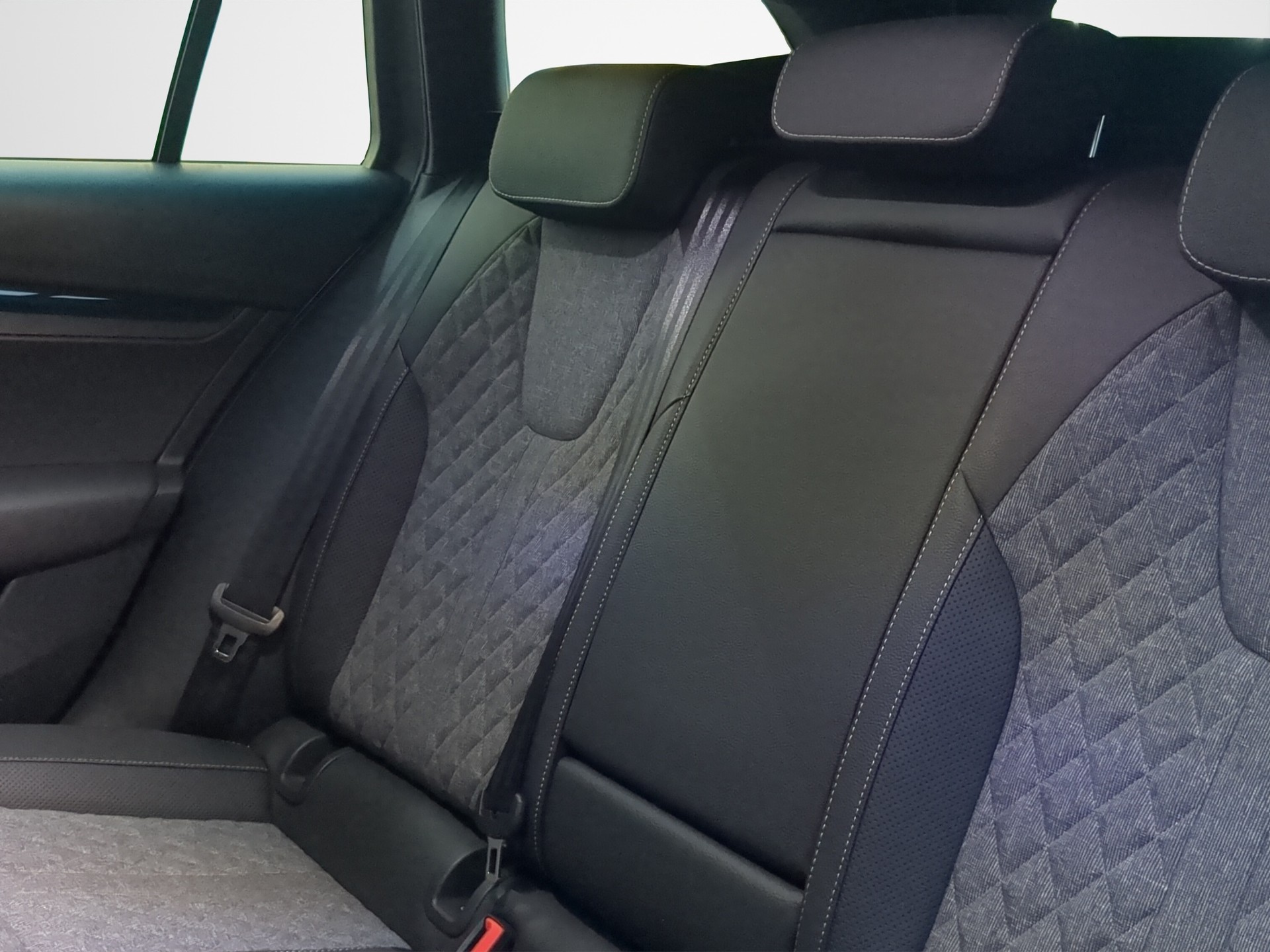 SKODA Octavia Combi 1.5 TSI mHEV DSG Sport Line-image-7