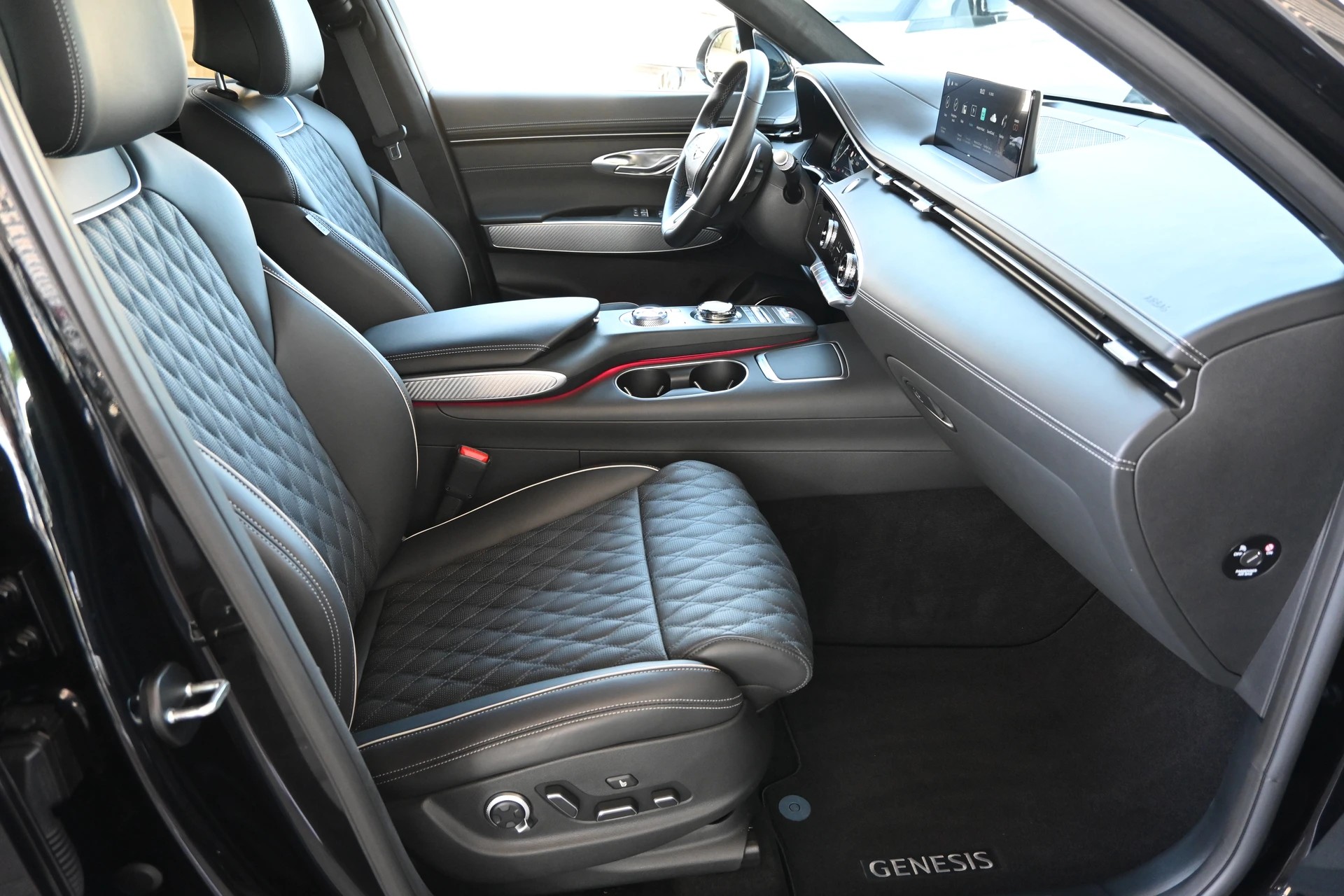 GENESIS GV70 2.2 CRDI Luxury Black Edition AT8 AWD 4X4 + Voll-Ausstattung-image-11