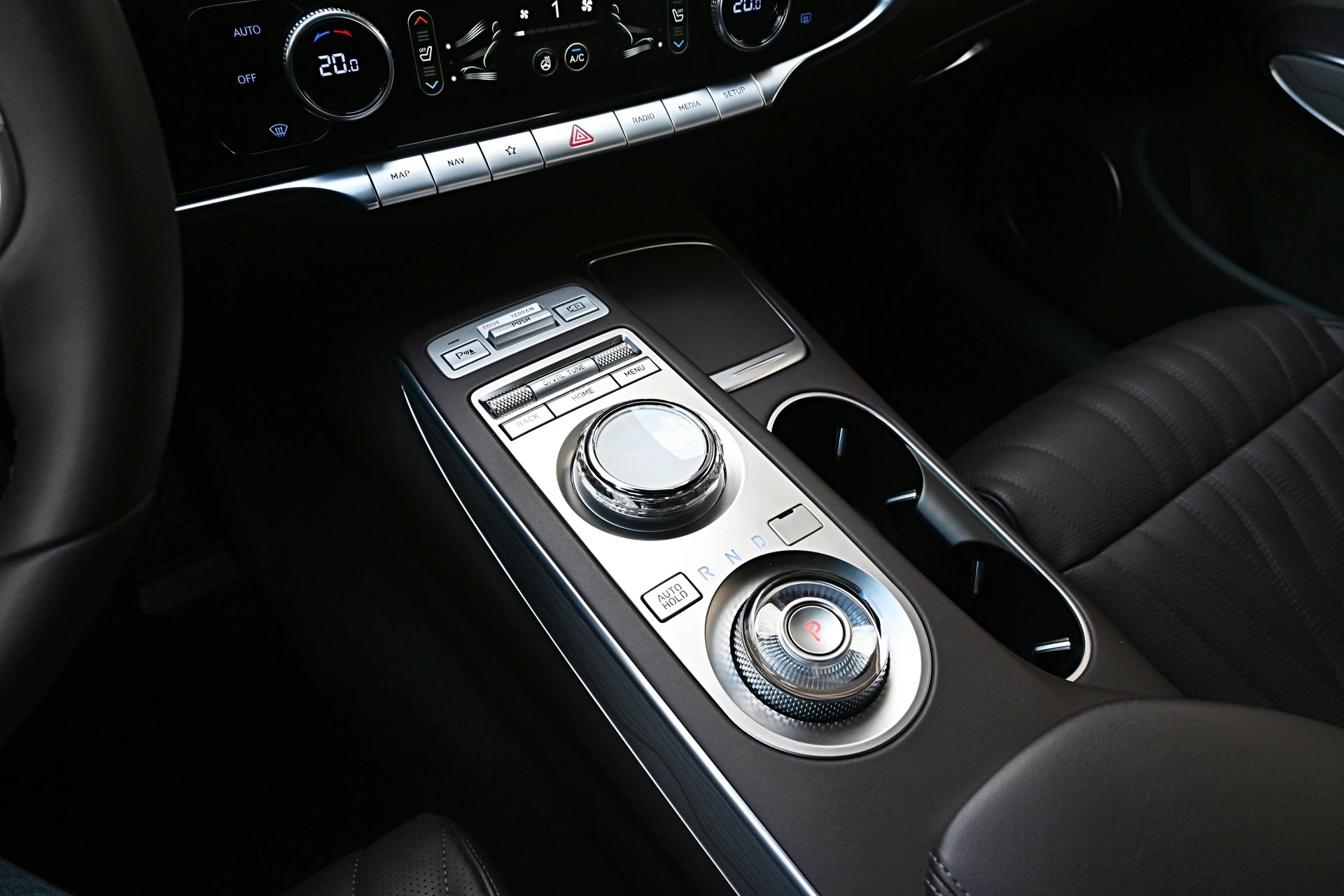 GENESIS GV70 2.2 CRDI Luxury Black Edition AT8 AWD 4X4 + Voll-Ausstattung-image-17