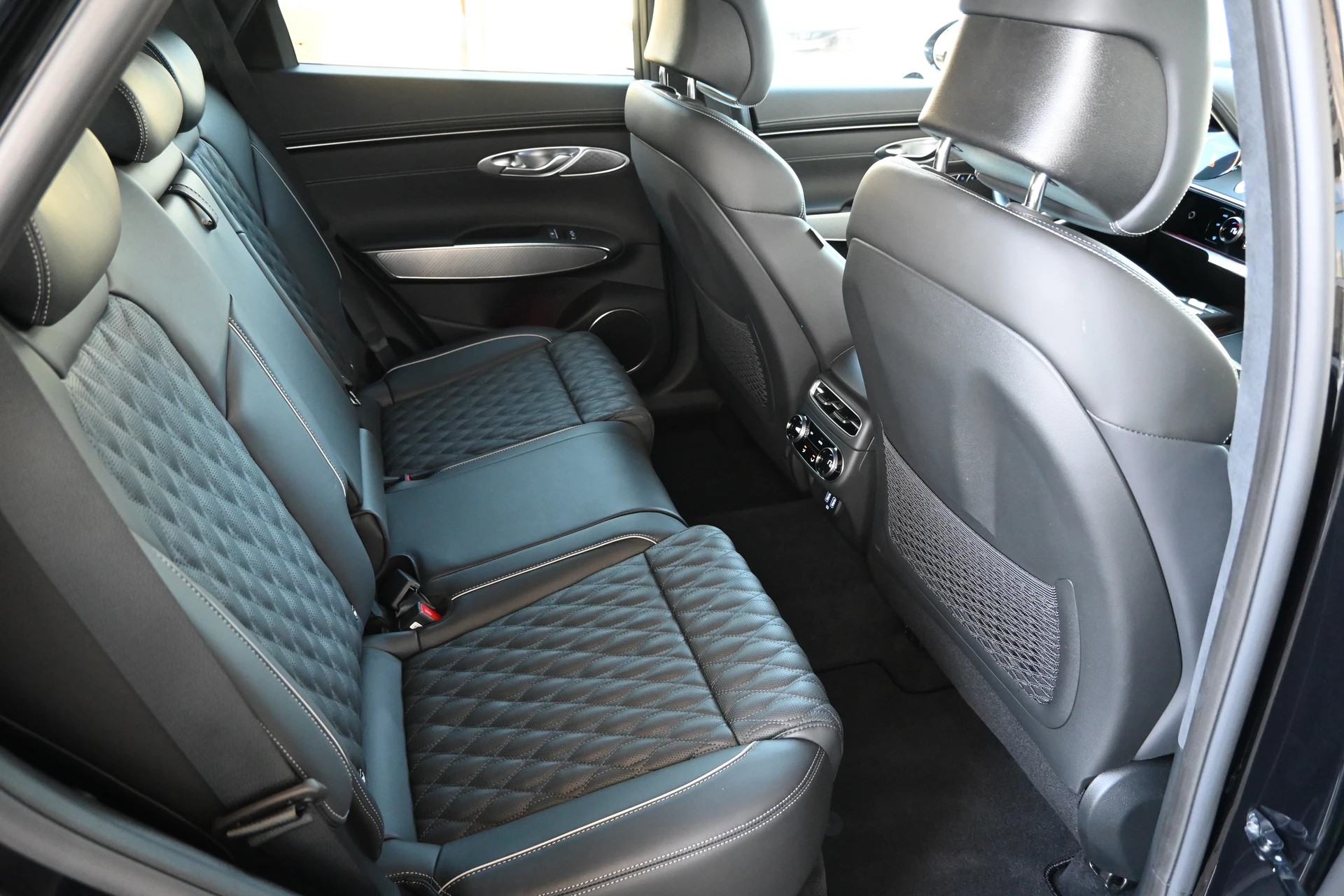 GENESIS GV70 2.2 CRDI Luxury Black Edition AT8 AWD 4X4 + Voll-Ausstattung-image-13