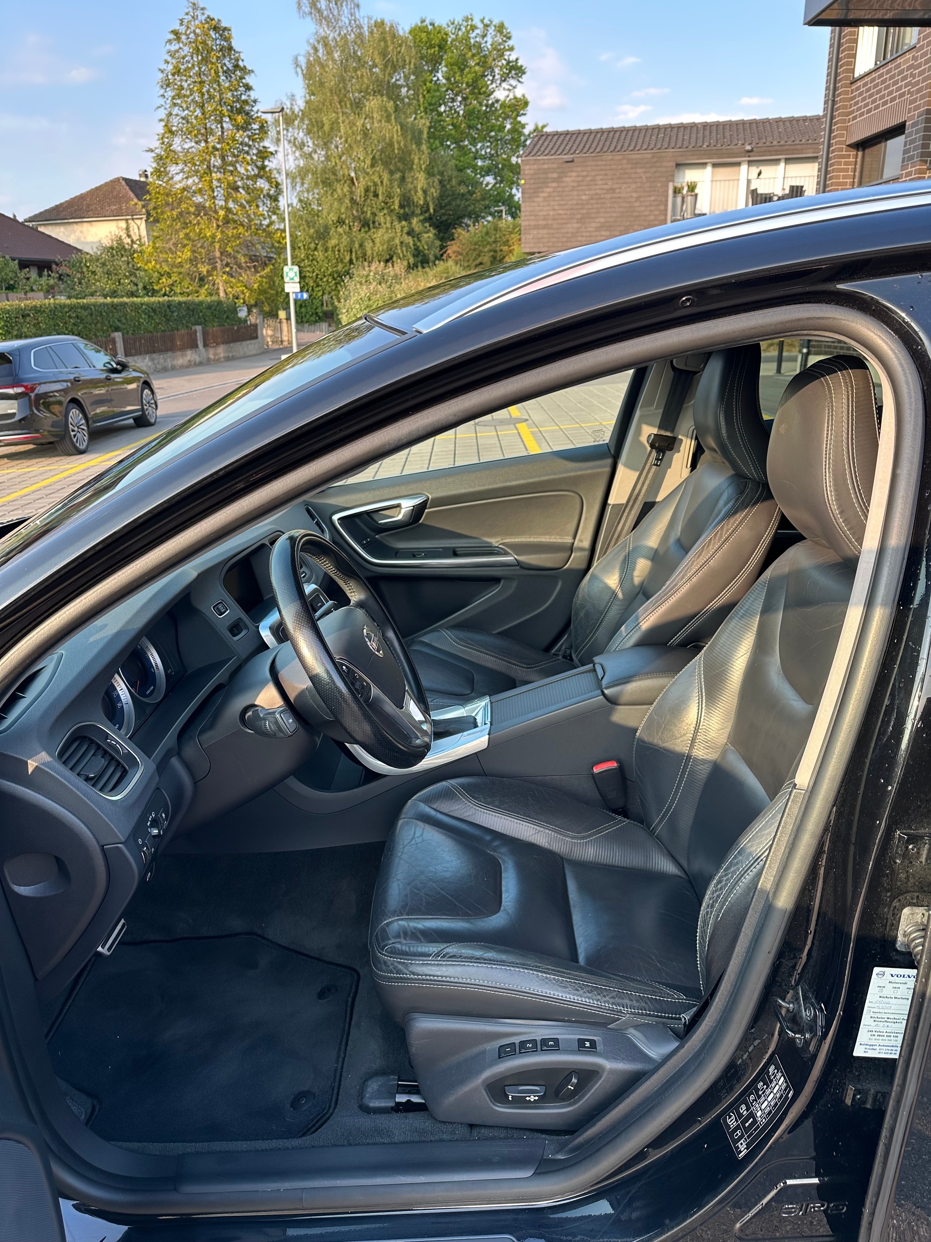 VOLVO V60 3.0 T6 R-Design AWD-image-5