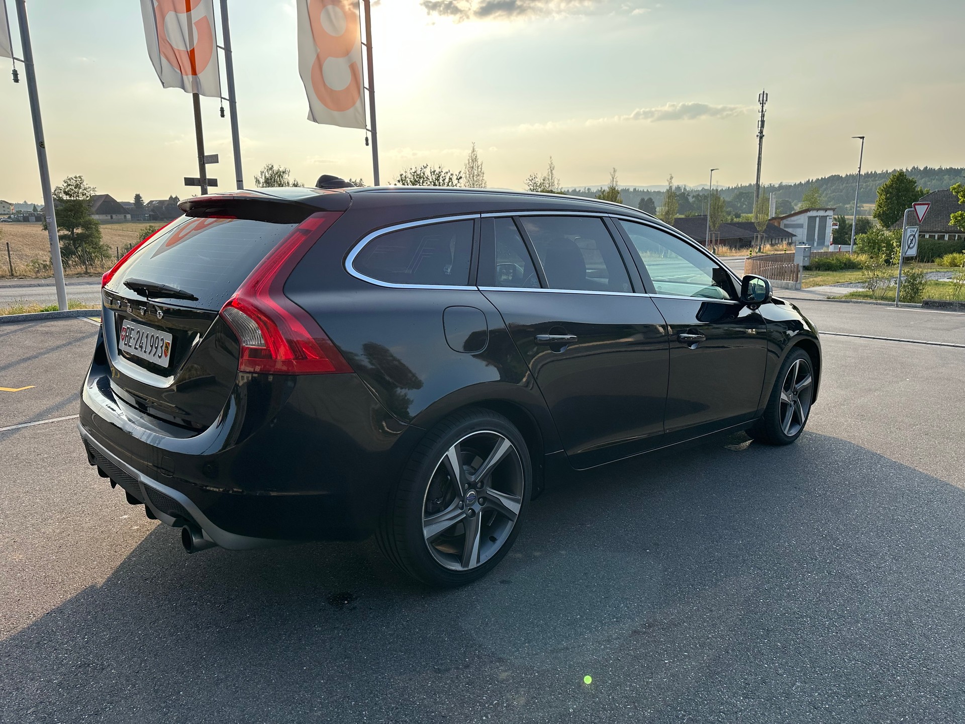 VOLVO V60 3.0 T6 R-Design AWD-image-3