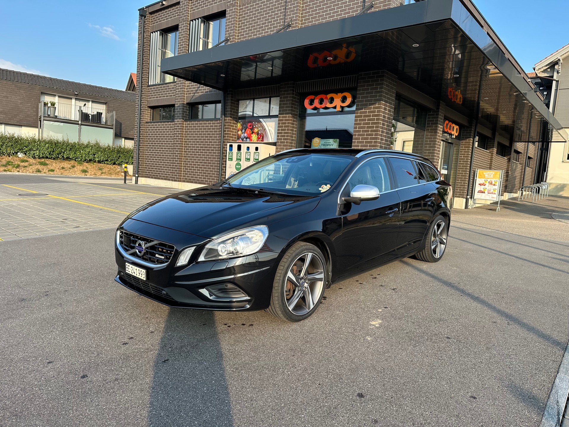 VOLVO V60 3.0 T6 R-Design AWD-image-1