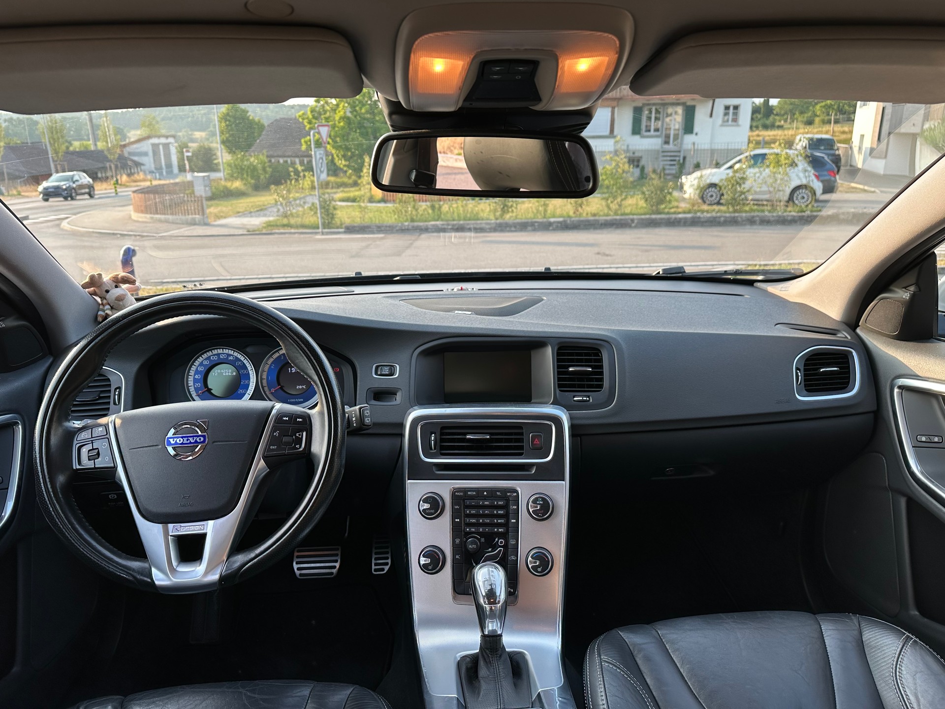 VOLVO V60 3.0 T6 R-Design AWD-image-4