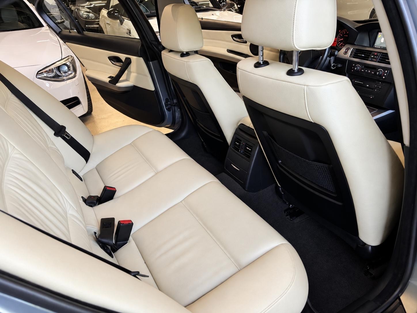 BMW 325i-image-13